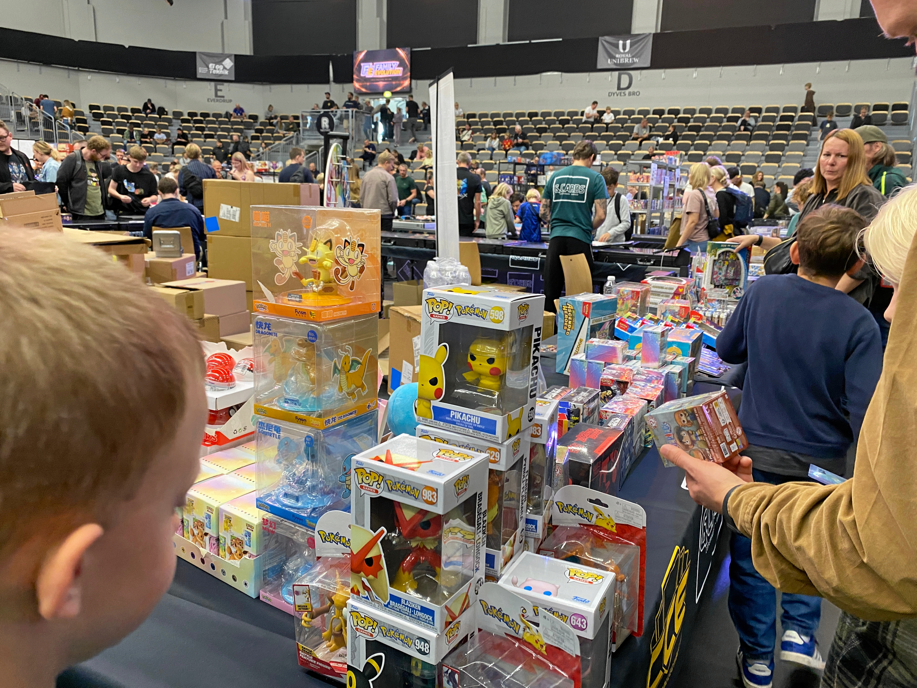 Der blev byttet, solgt og købt kort for en formue i Næstved Arena da den såkaldte Family Evolution Universe messe kom til byen.