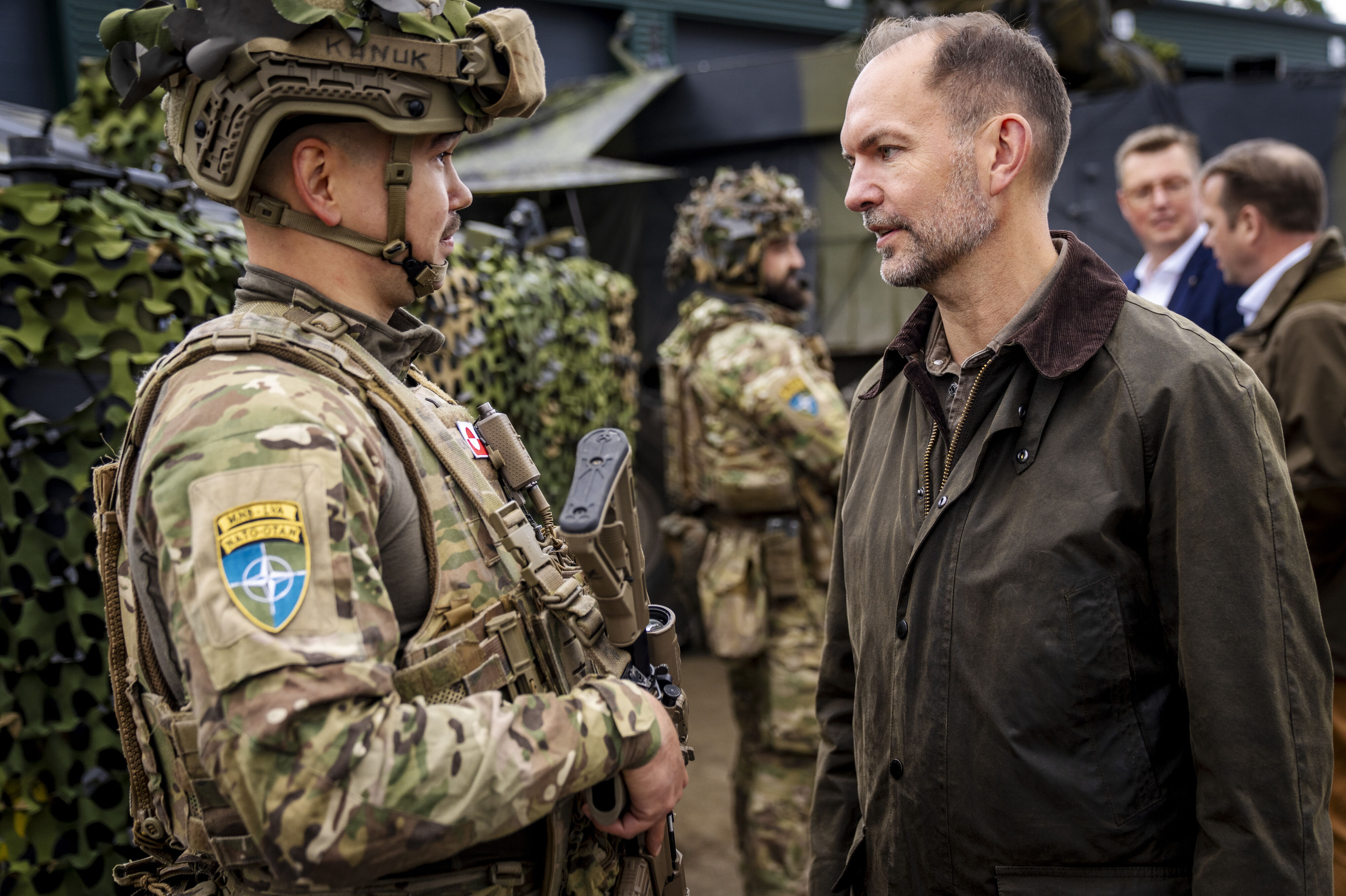 Forsvarsminister Jeppe Bruus besøgte mandag den danske militærlejr Camp Valdemar i Letland.