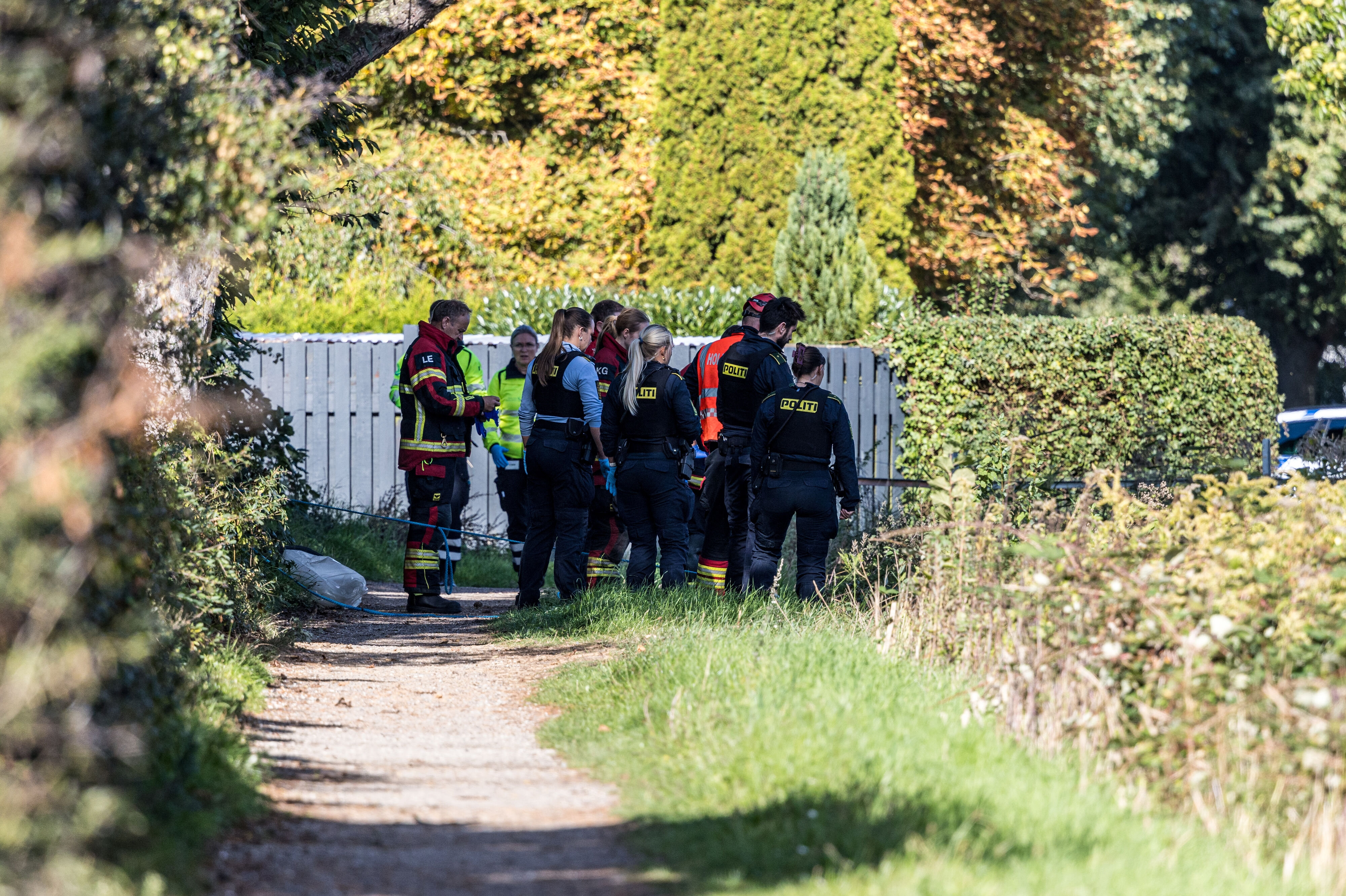 Politi og redning er til stede ved Glentevej i Køge, hvor en borger lørdag har fundet en død person i vandet.