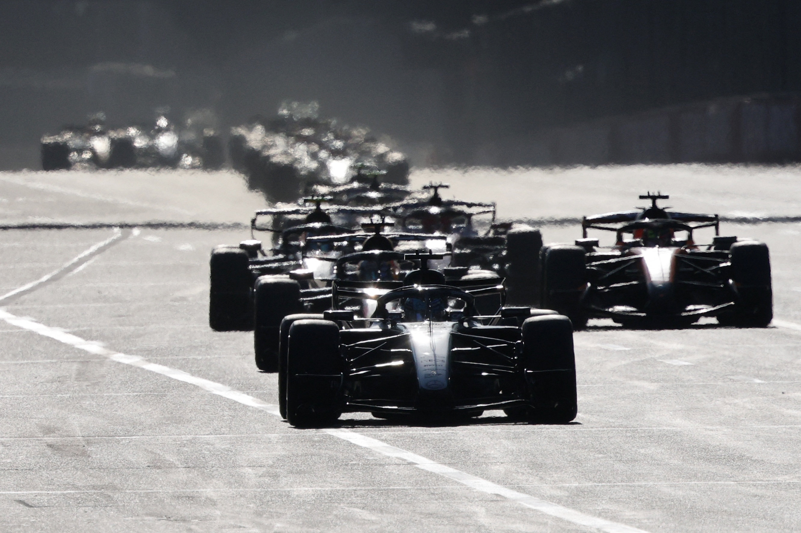 George Russell startede forrest og vandt trods tungt pres fra Max Verstappen Formel 1-grandprixet i Baku.