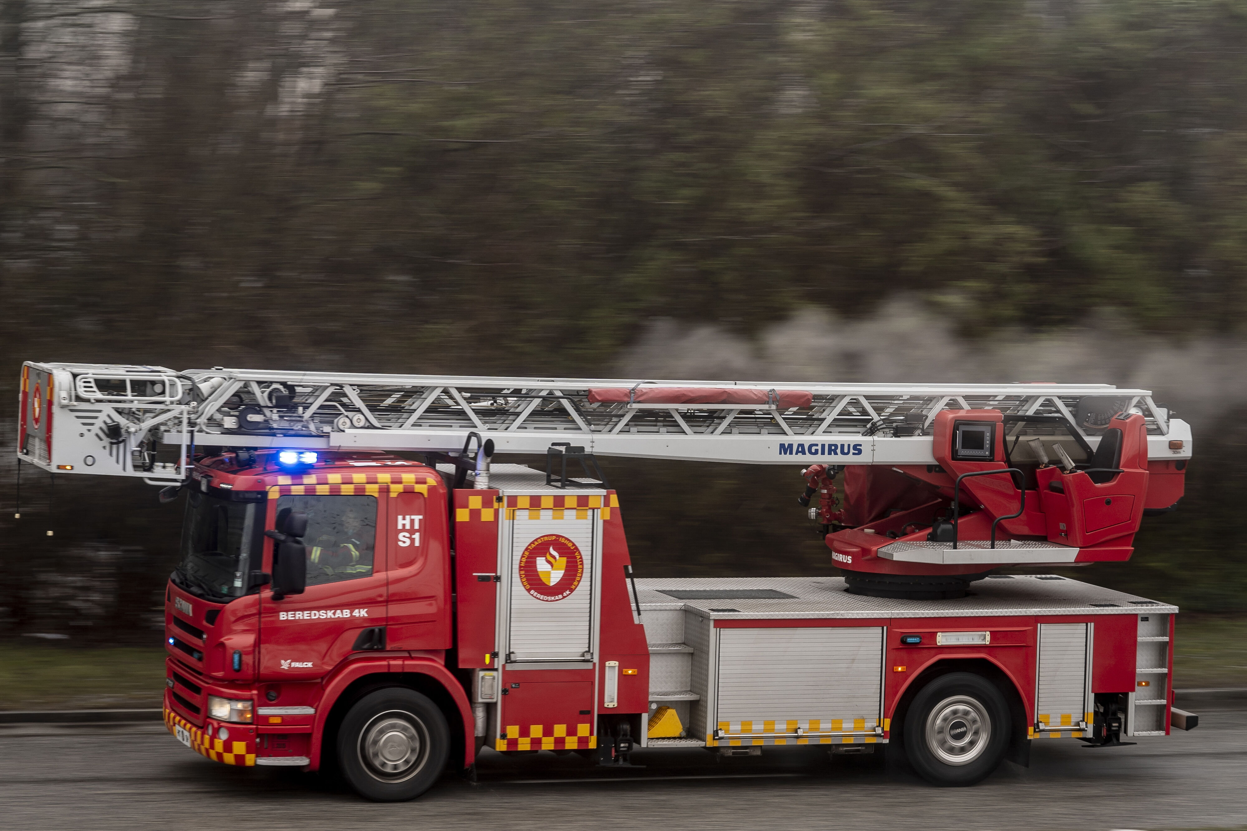 Østjyllands Brandvæsen måtte rykke ud med flere brandbiler, da en lader til en elbil brød i brand. (Arkivfoto).