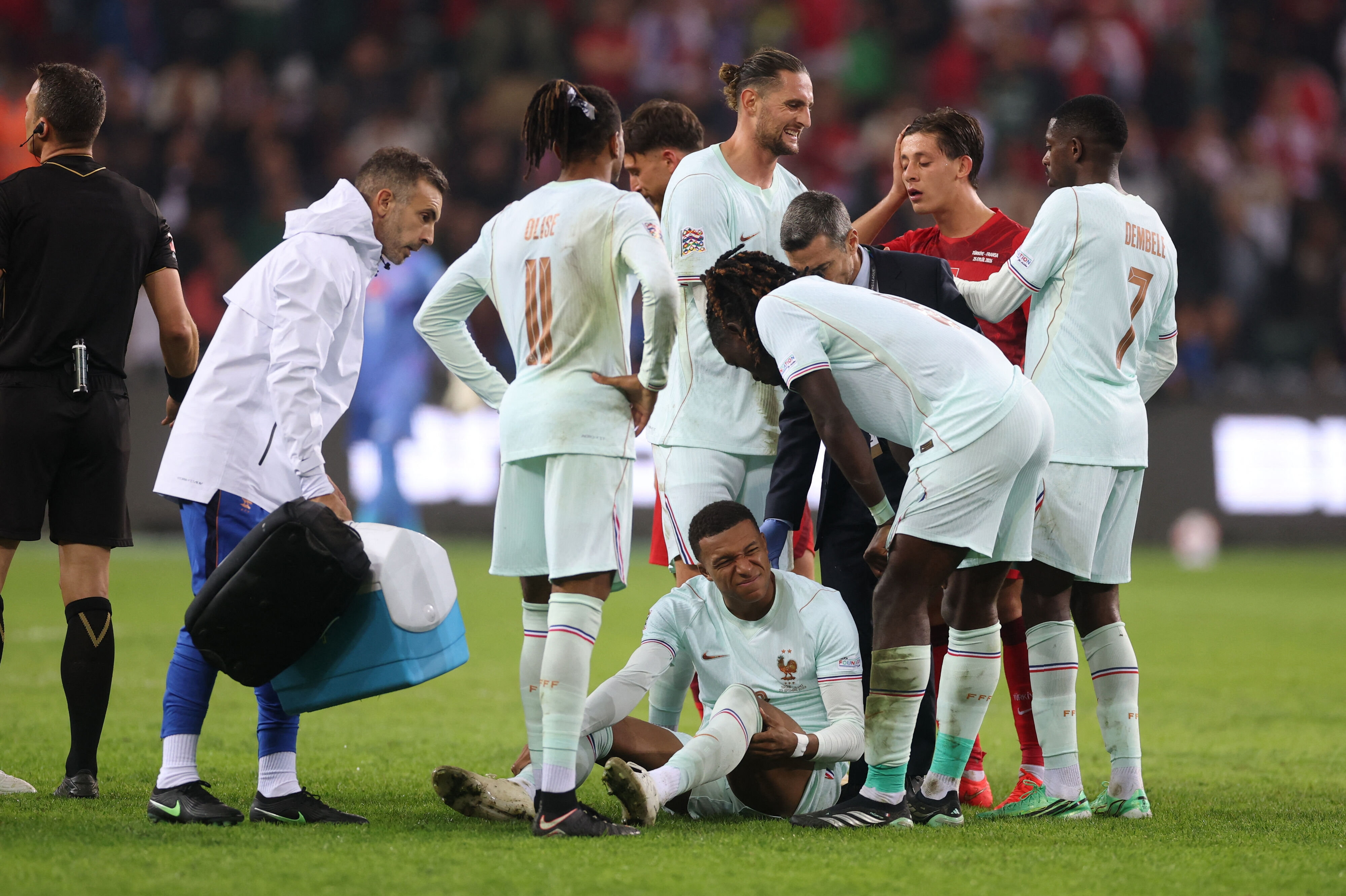 Kylian Mbappe kunne ikke spille videre, efter at han fredag havde scoret Frankrigs sejrsmål i en 1-0-sejr over Tyrkiet i Nations League. Real Madrid oplyser, at angriberen har lavet en overstrækning af ledkapslen i venstre knæ. (Arkivfoto).