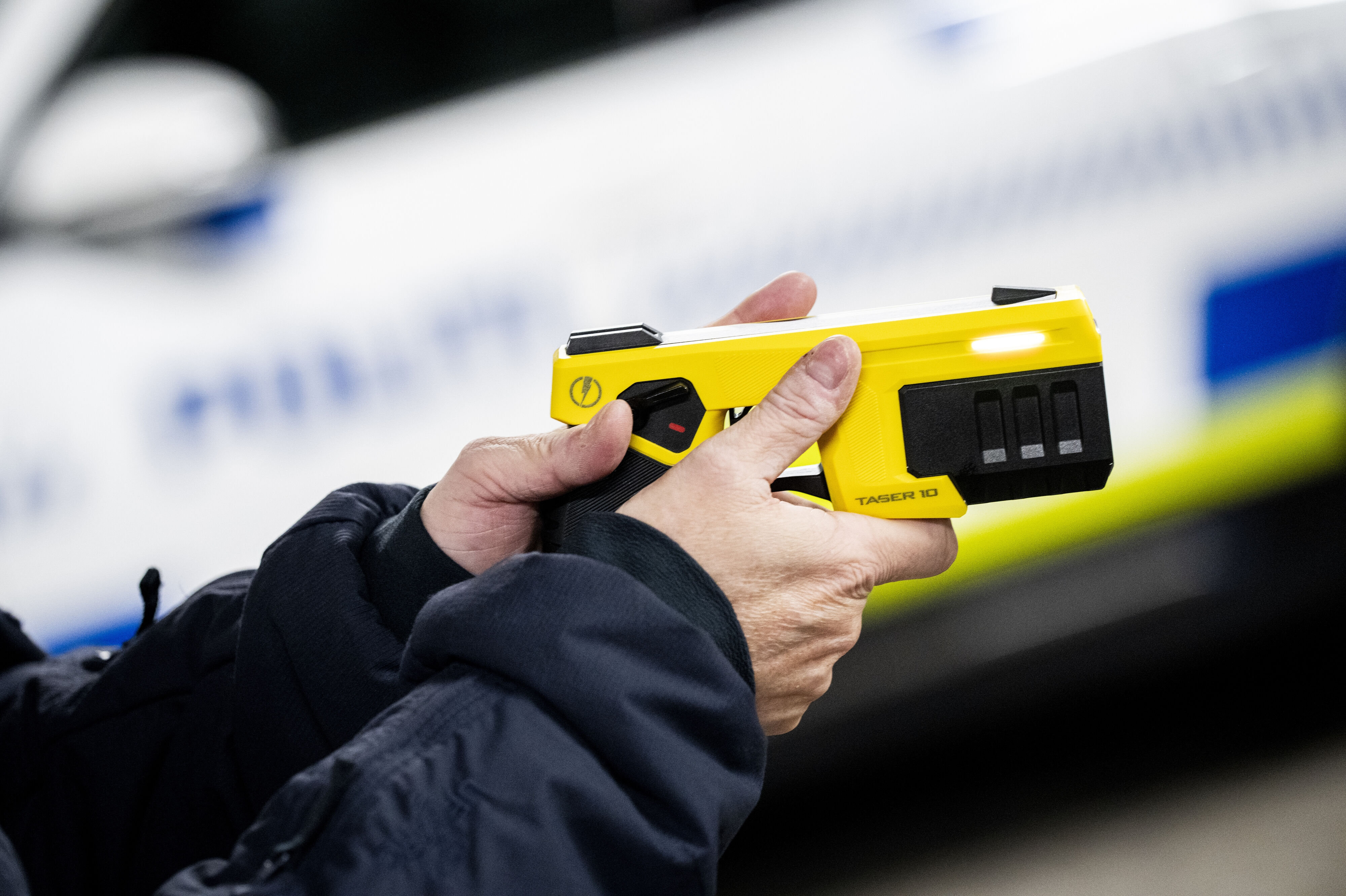I 2024 blev forsøget med strømpistoler præsenteret på Politigården. Betjente fremviste en pistol af typen Taser 10 fra producenten Axon. (Arkivfoto).