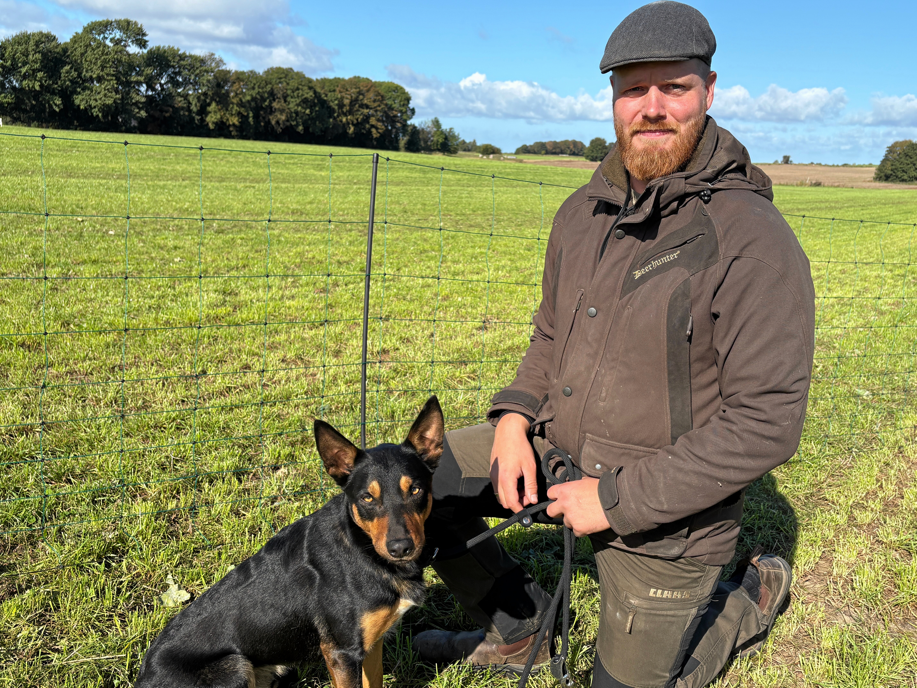 Sebastian Voss Andersen med sin ene hund, den treårige Cuma. Han kan godt lide det kammeratskab, der er mellem ham selv og hyrdehundene.