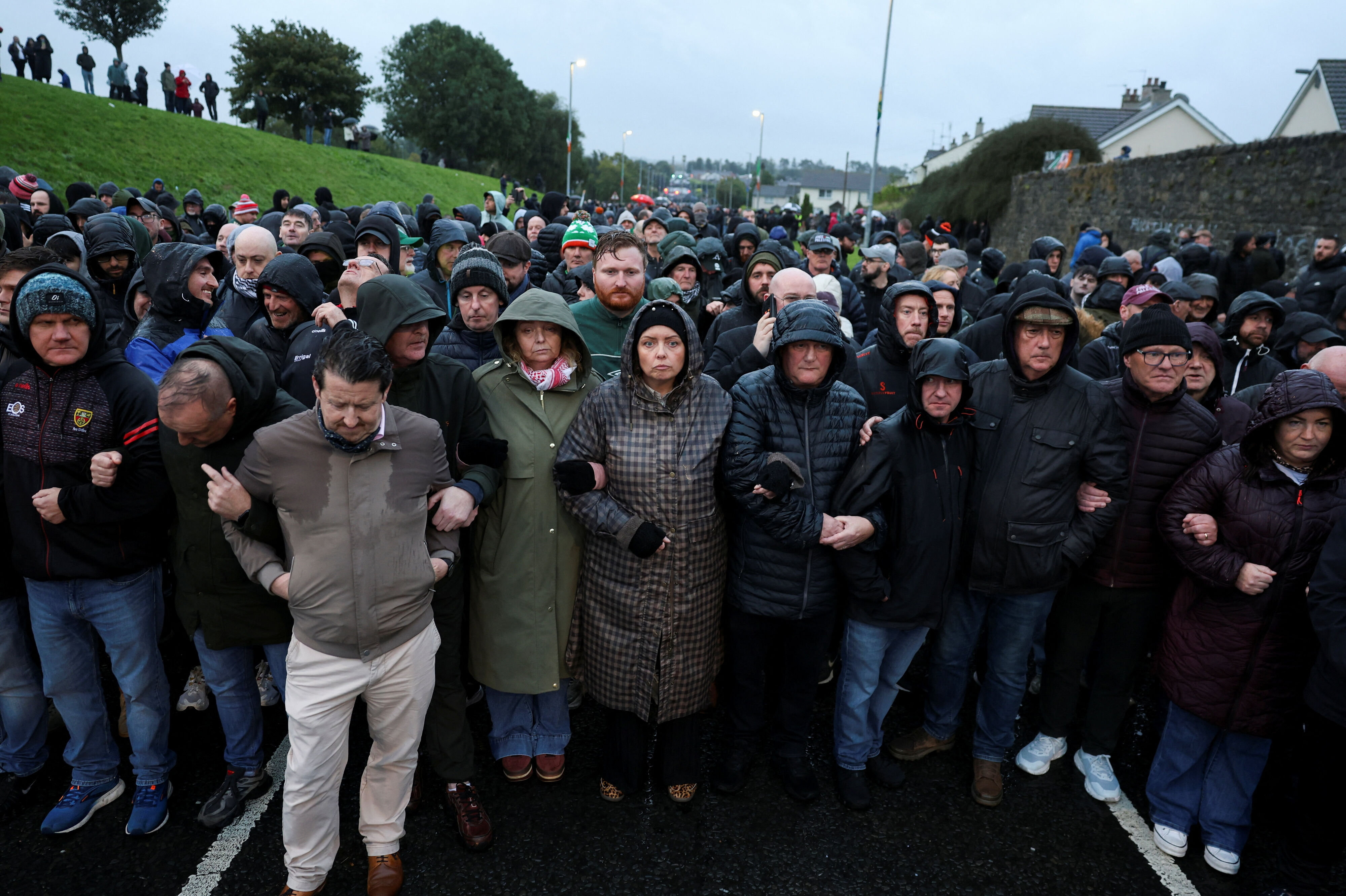 Garvaghy Road i Portadown er søndag blokeret af over 1000 demonstranter, der ikke vil lade en protestantisk march gå gennem området.