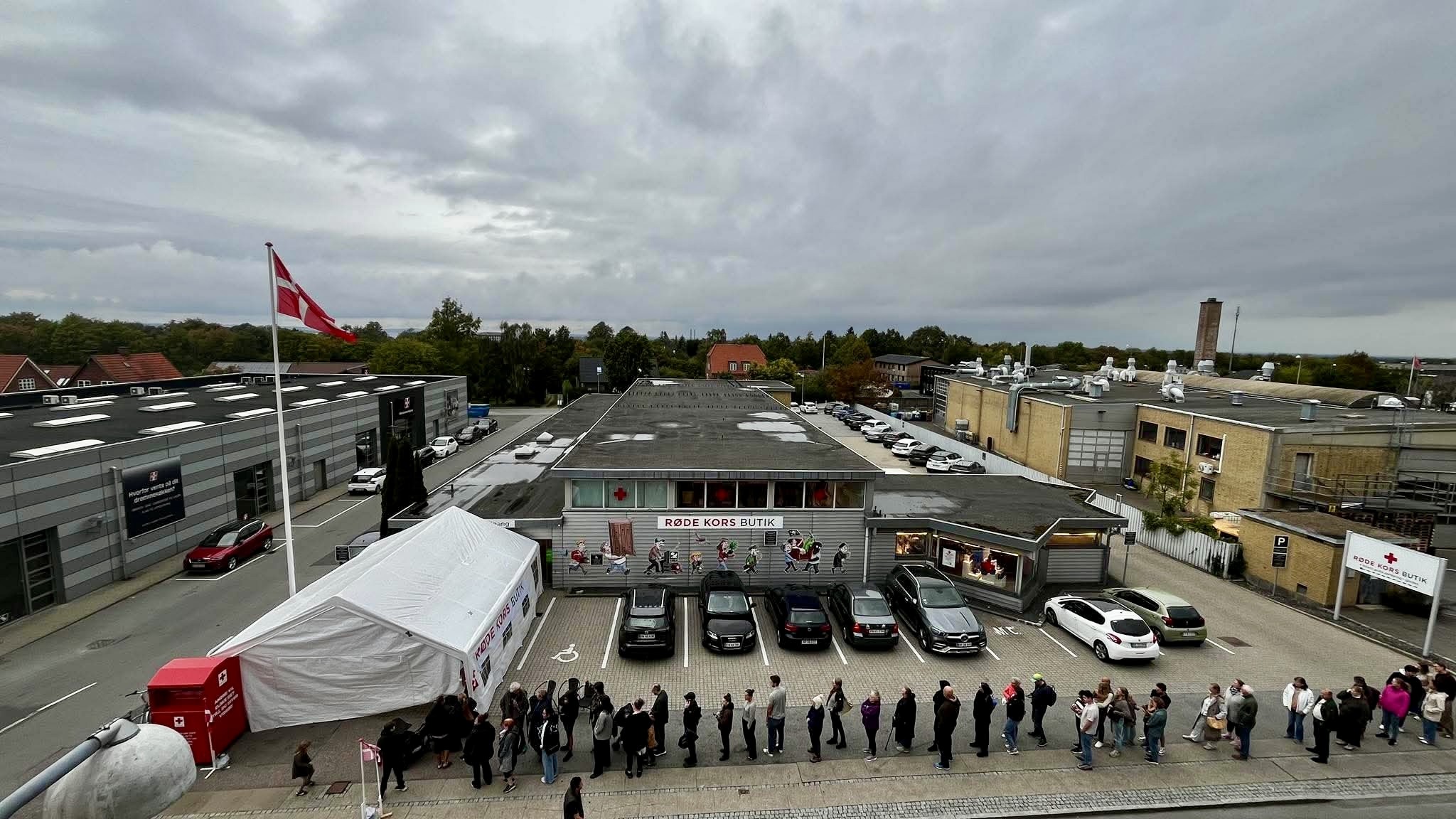 Køen var alang, da den lokale Røde Kors-butik fejrede fødselsdag