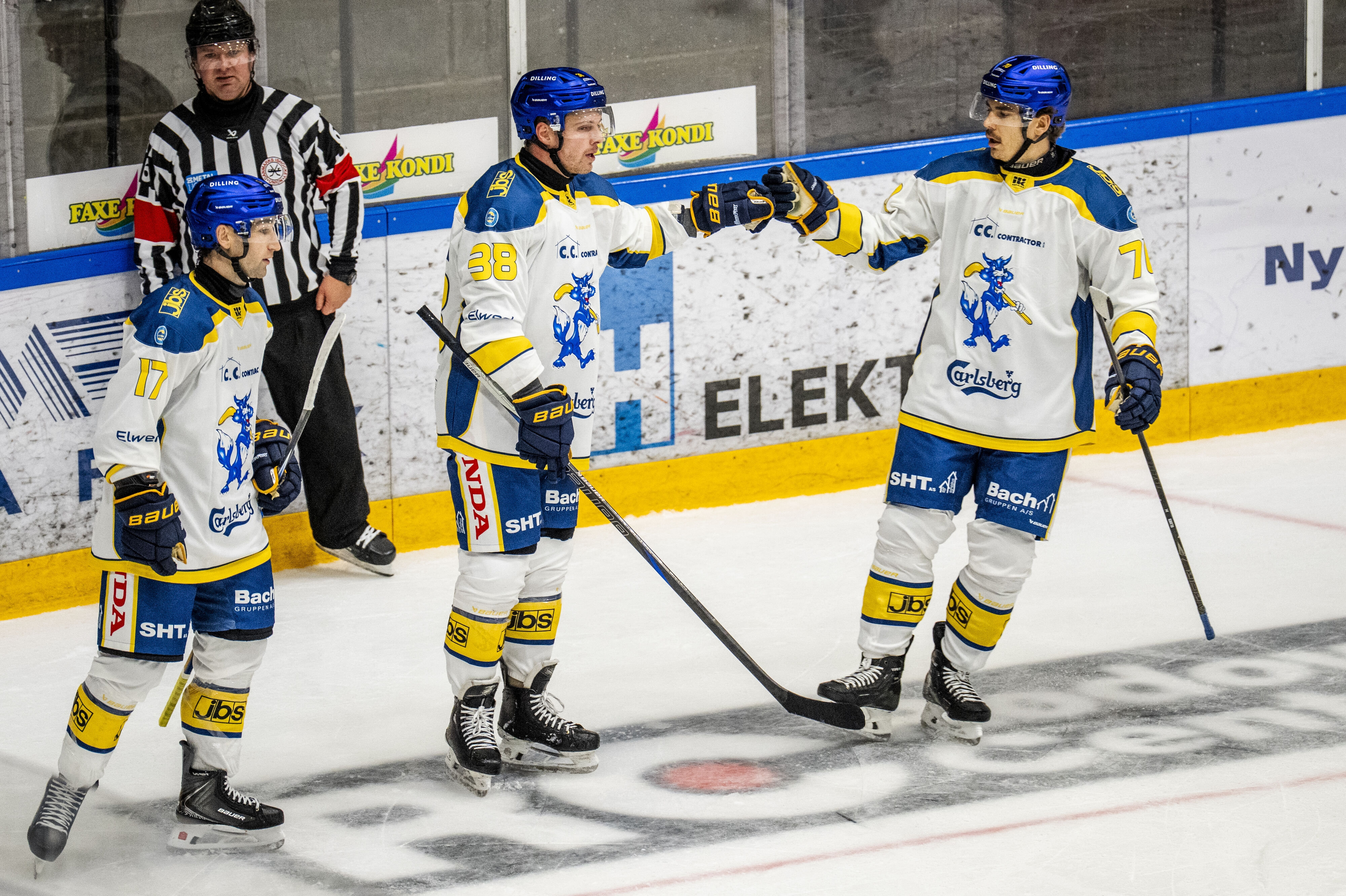 Der var grund til at juble for Hernings offensive profiler, der søndag bankede Metal Ligaens overraskende tophold, Frederikshavn White Hawks. (Arkivfoto).