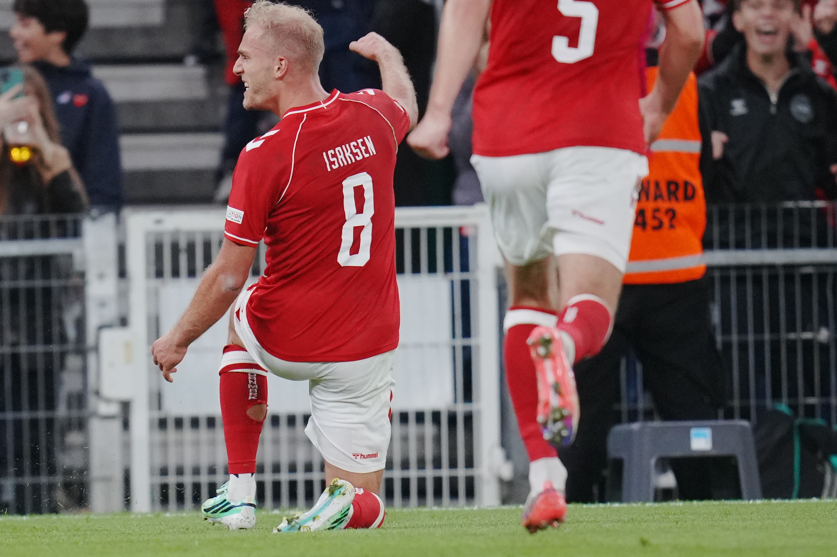 Gustav Isaksen jubler, da han i det 66. minut bringer Danmark på 2-0 mod Wales.