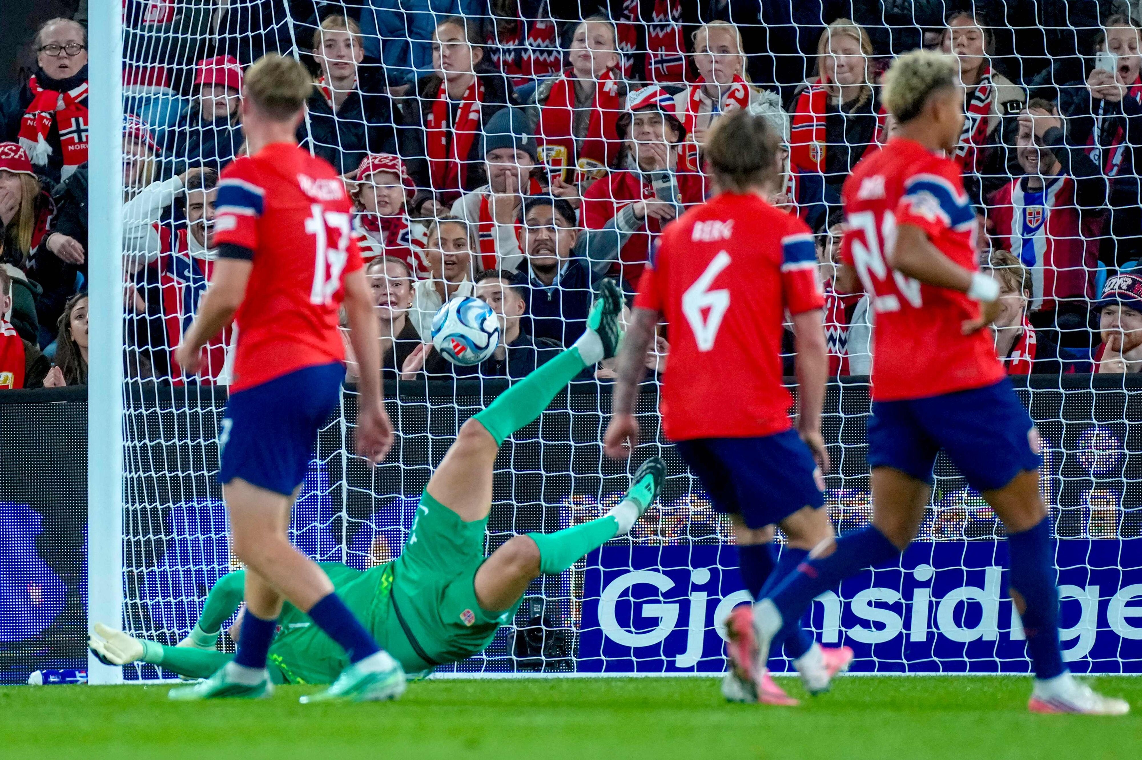 Ørjan Nyland måtte i første halvleg se sig passeret af Joao Felix.