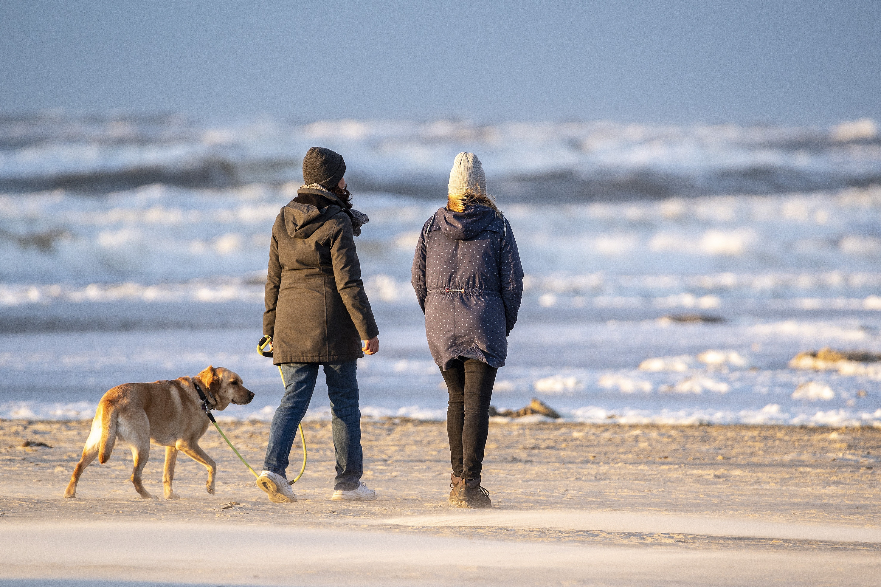 Det lune efterårsvejr kan måske nydes med en gåtur ved stranden. Onsdag holder det tørt, men til gengæld blæser det en smule op, siger Sandra Nygaard fra DMI. (Arkivfoto).