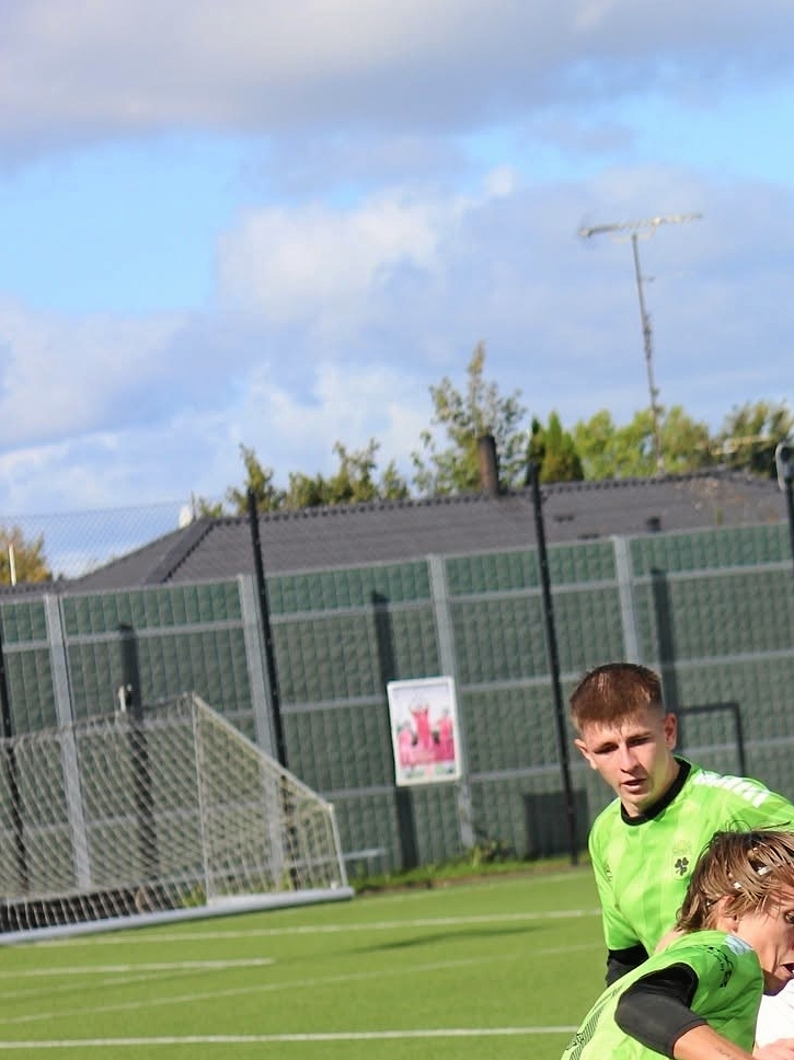 Taastrup FC's Kasper Larsen er topscorer i Sjællandsserien er her i kamp mod nogle Roskilde-spillere. I baggrunden ses venstre back Casper Schau fra Taastrup FC. - Taastrup FC Taastrup FC's Kasper Larsen er topscorer i Sjællandsserien er her i kamp mod nogle Roskilde-spillere. I baggrunden ses venstre back Casper Schau fra Taastrup FC.