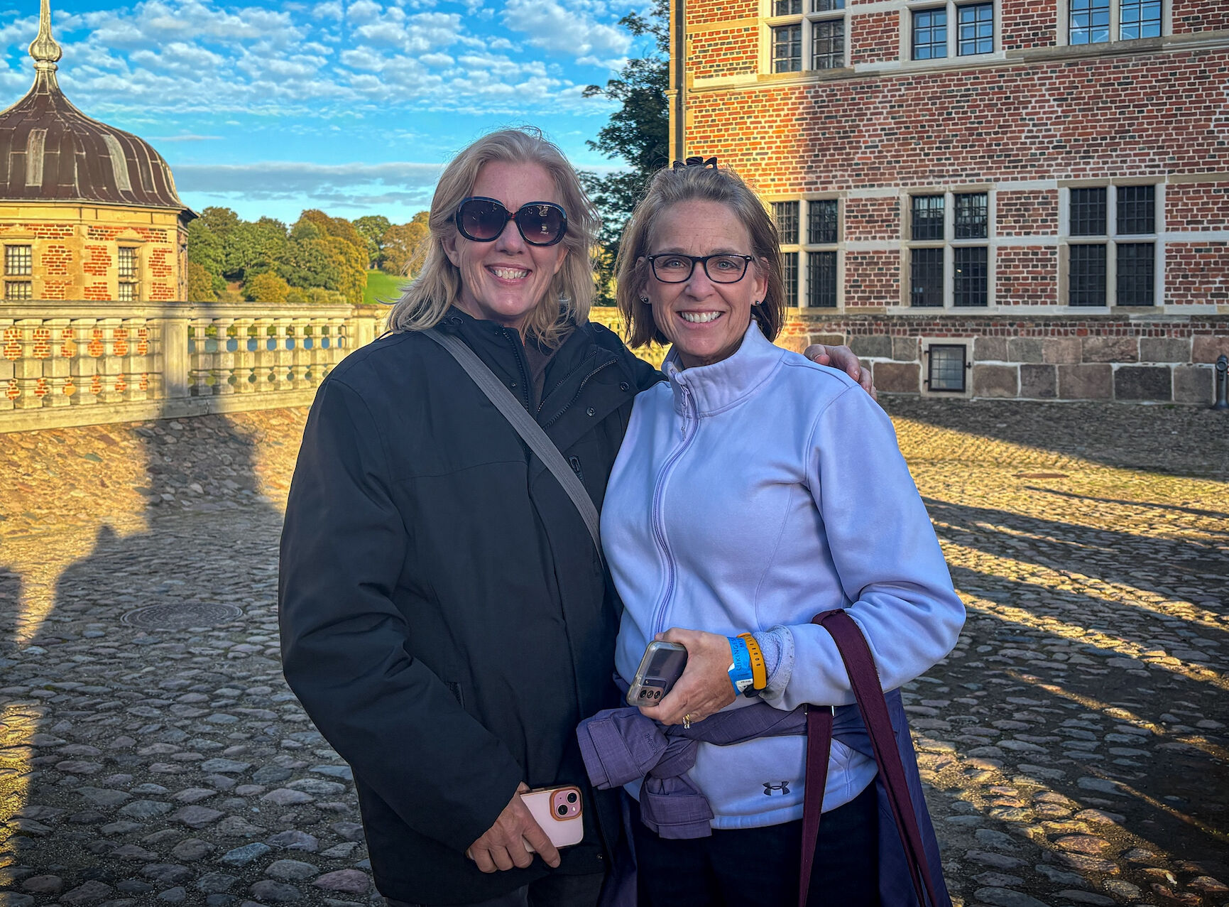 Da de amerikanske søstre Karen Troidl og Mary Ann Przewozny fandt ud af, at kongeparret ville komme, valgte de at udskyde resten af dagens planer.