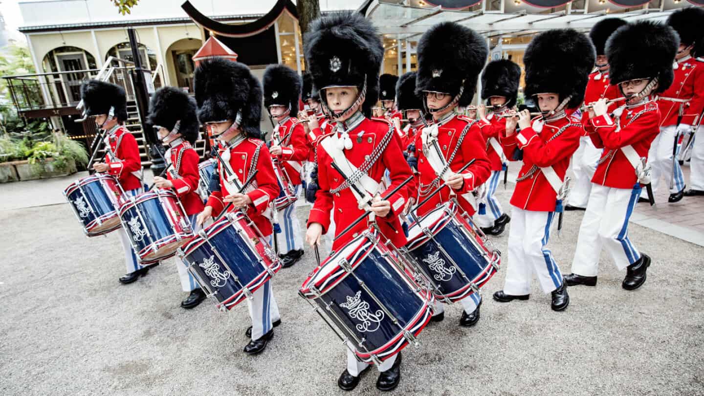 Tambourkorpset fungerer som adgangsbillet for børnene ind i Tivoli-Garden.