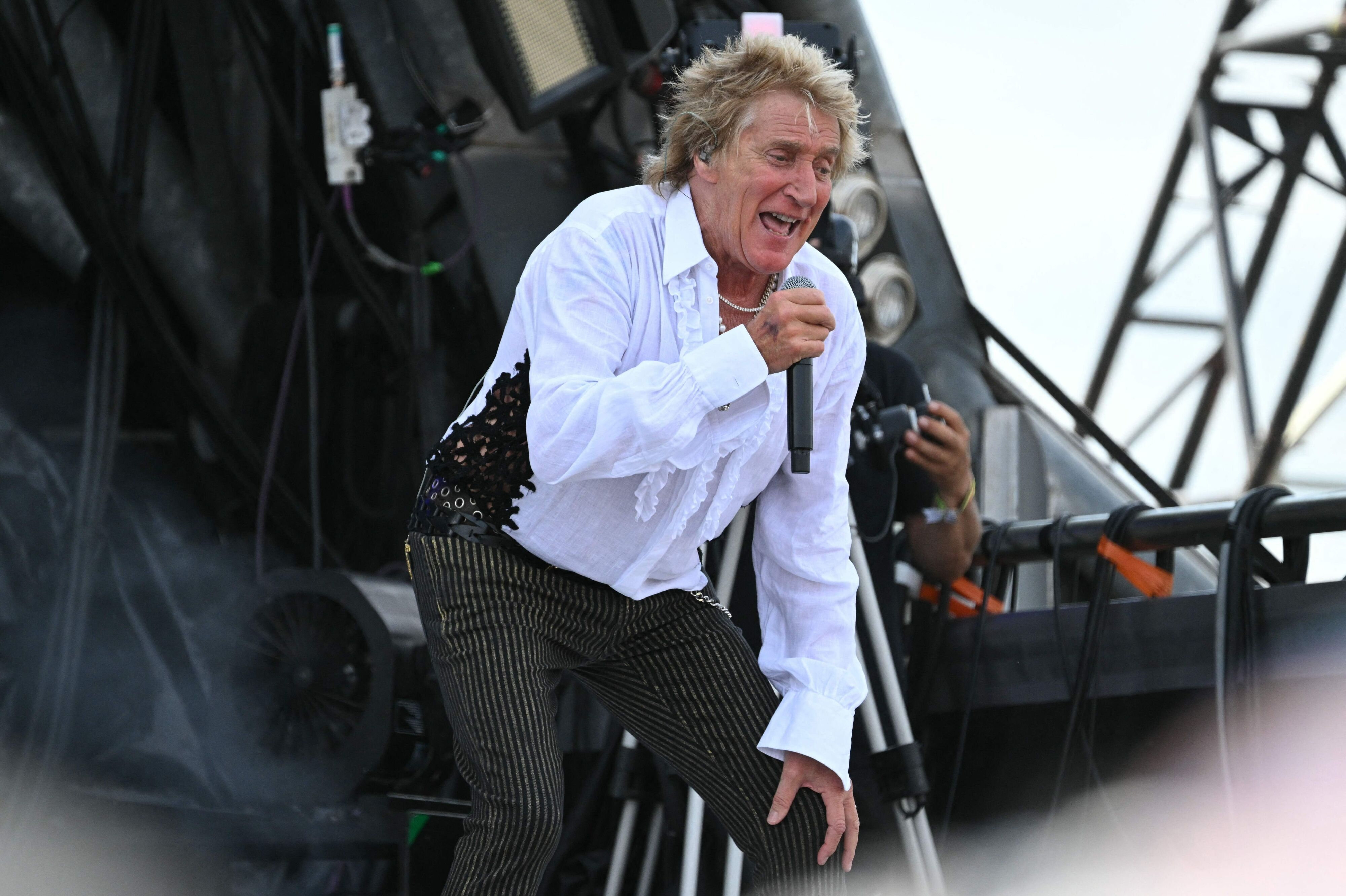 Rod Stewart optræder her på hovedscenen til den britiske Glastonbury Festival i sommeren 2025. Næste sommer gæster den 81-årige sanger Danmark. (Arkivfoto).