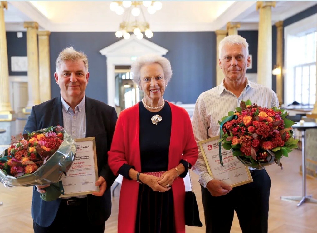Kasper Jørgensen, der arbejder som specialist i klinisk neuropsykologi ved Nationalt Videnscenter for Demens på Rigshospitalet og bor i Farum, modtog prisen og 300.000 kroner for sin mangeårige indsats med at udvikle og forske i kognitive tests, som kan vurdere symptomer på demens.
