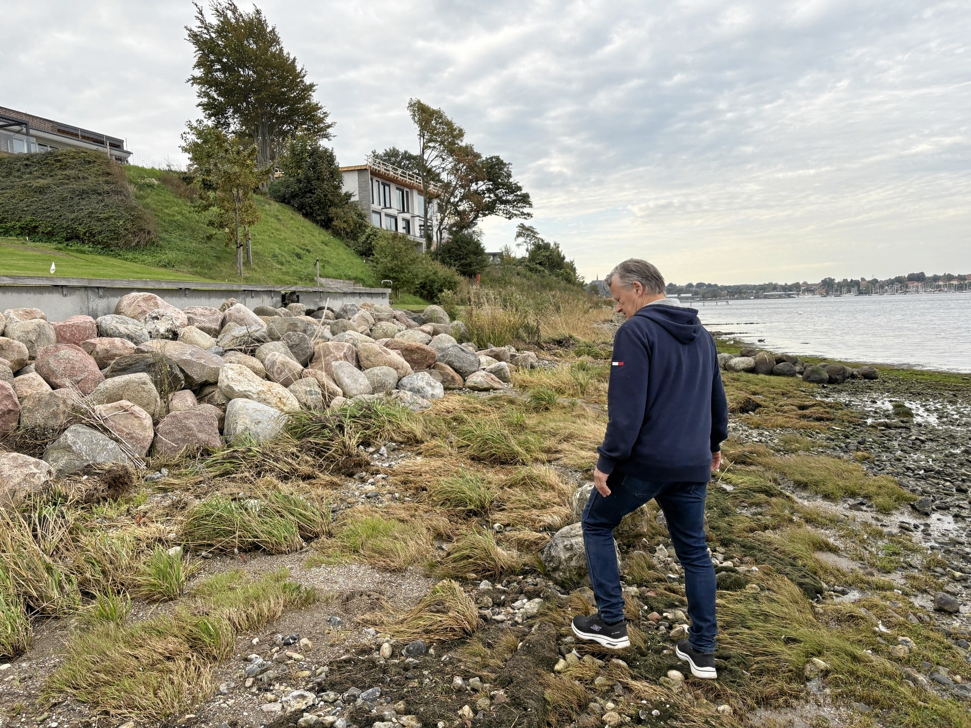 Klima- og miljøudvalget har besluttet, at Jørgen Bødker og hans naboer skal fjerne deres kystbeskyttelse. Men grundejerne giver sig ikke.