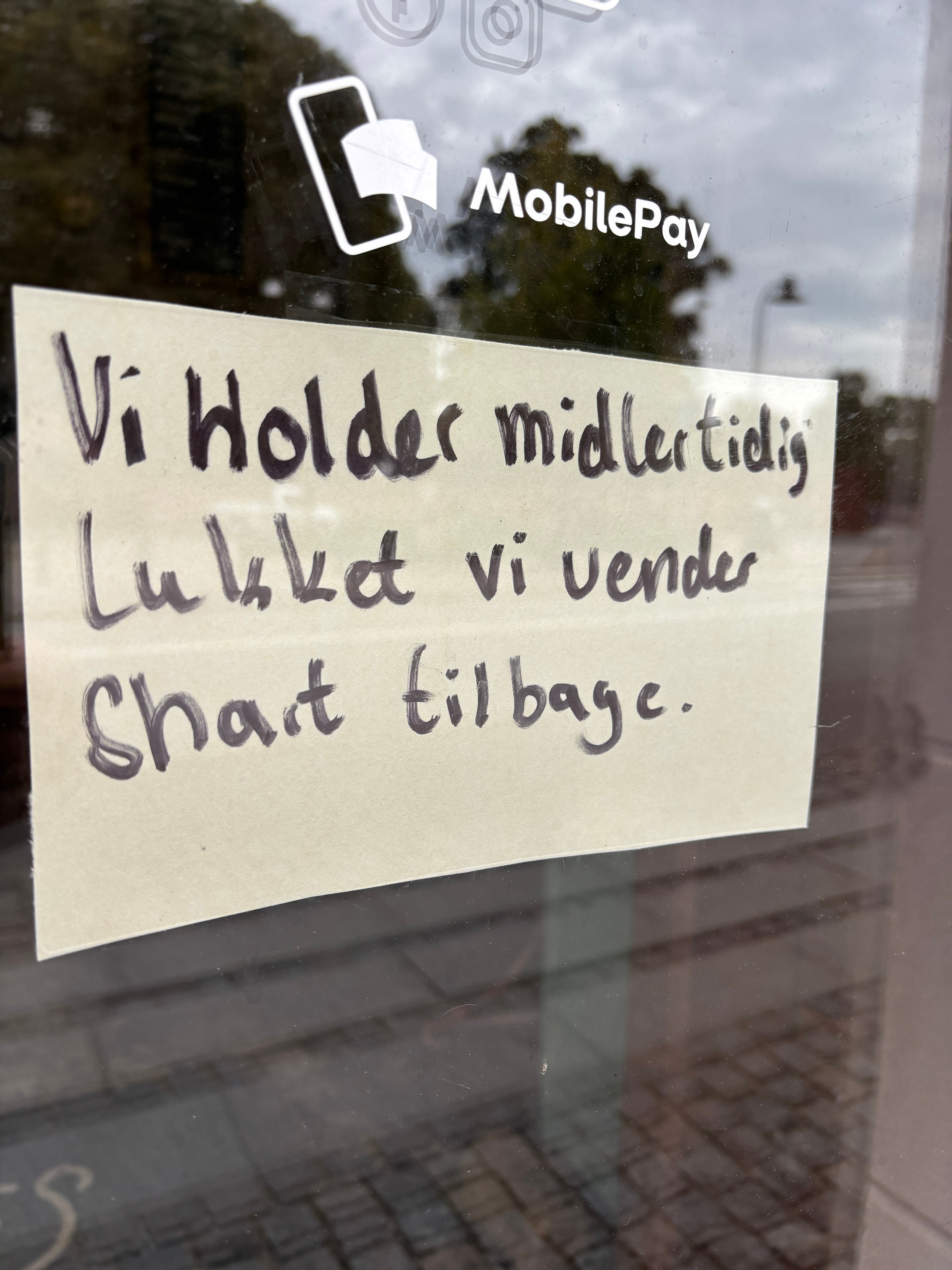 Midlertidigt lukket, lyder budskabet på døren. Men slår man op i CVR-registret eller Statstidende, er historien anderledes.