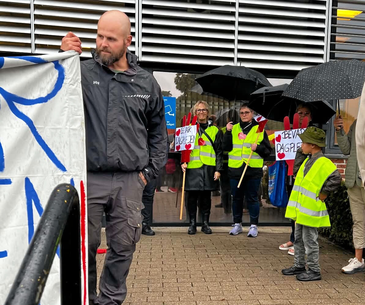 Både forældre, dagplejer og dagplejebørn var mødt op til byrådsmøde i Halsnæs for at protestere mod et forslag om at lukke dagplejerne i Halsnæs.