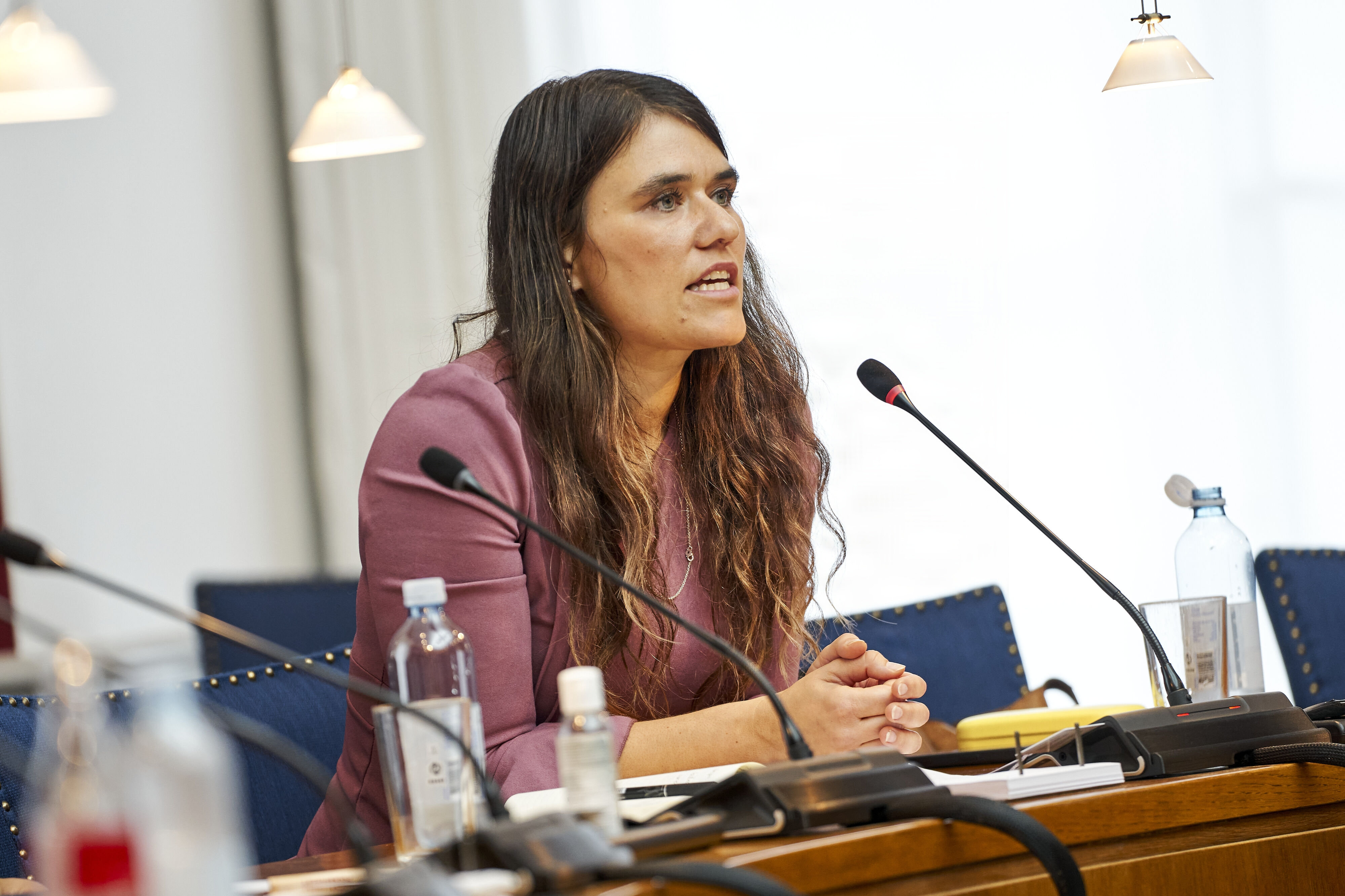 Pil Christensen (EL) vil have minister minister for natur og dyrevelfærd Christian Rabjerg Madsen hurtigt på banen for at få afklaret tvivlen om, hvorvidt regeringen har lovhjemmel til det midlertidige stop for nye konventionelle svineproduktioner. (Arkivfoto)
