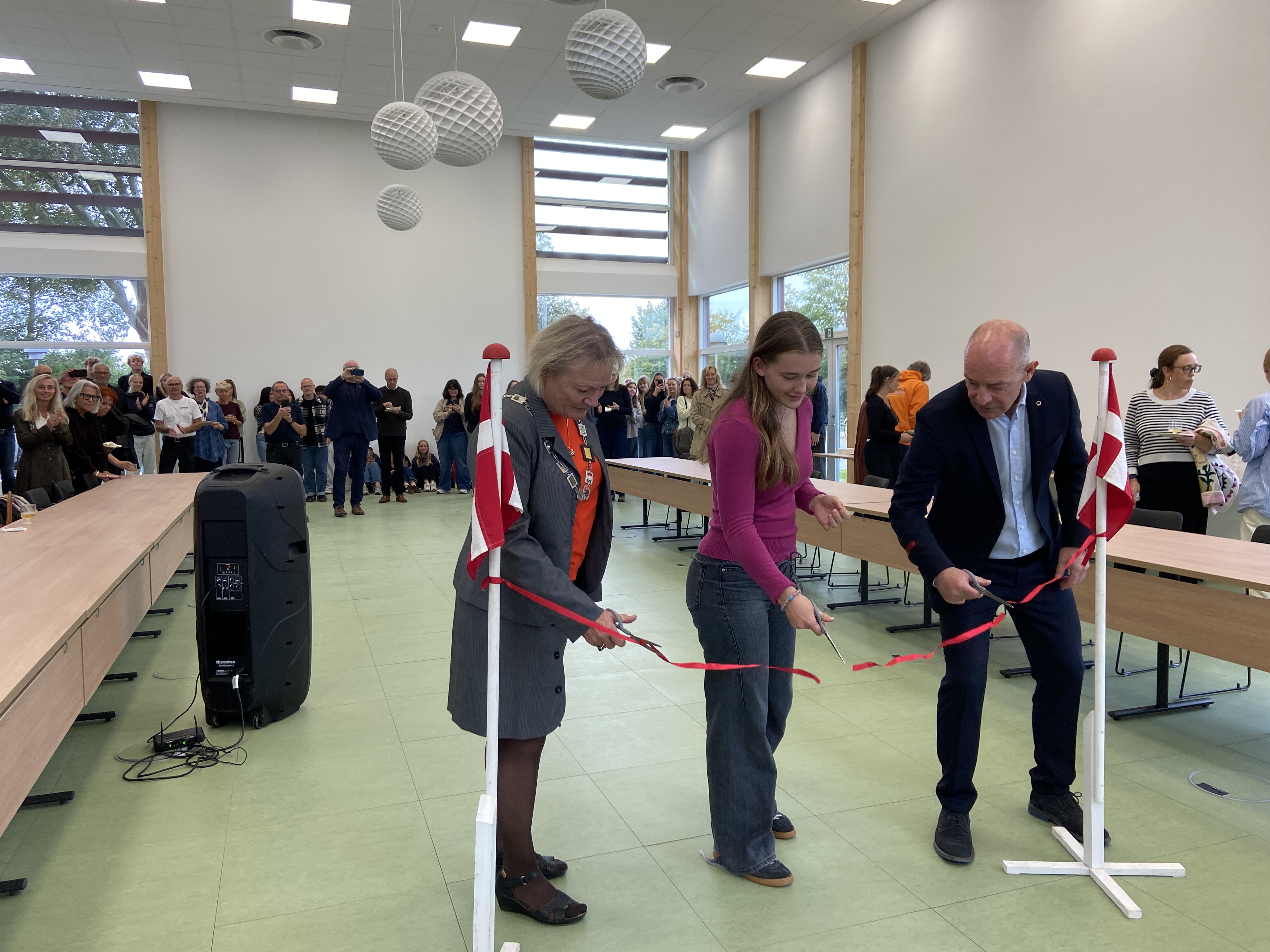 Borgmester Hanne Pigonska, rektor Søren Aagesen Goth og en elev fra Campus Odsherred klippede den røde snor over, og Demokratihuset stod officielt åbent.