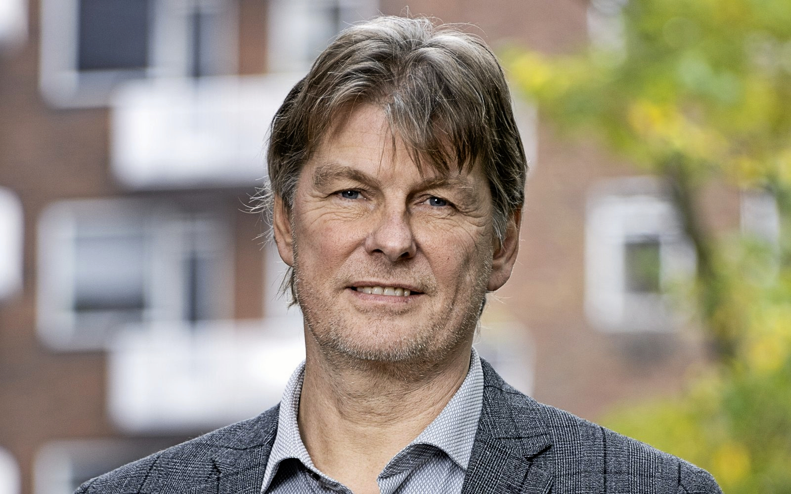 - I mange mindre byer er biblioteket et af de sidste åbne og uforpligtende mødesteder. Når først det lukker, er der ofte ikke meget tilbage, skriver Paw Østergaard Jensen.