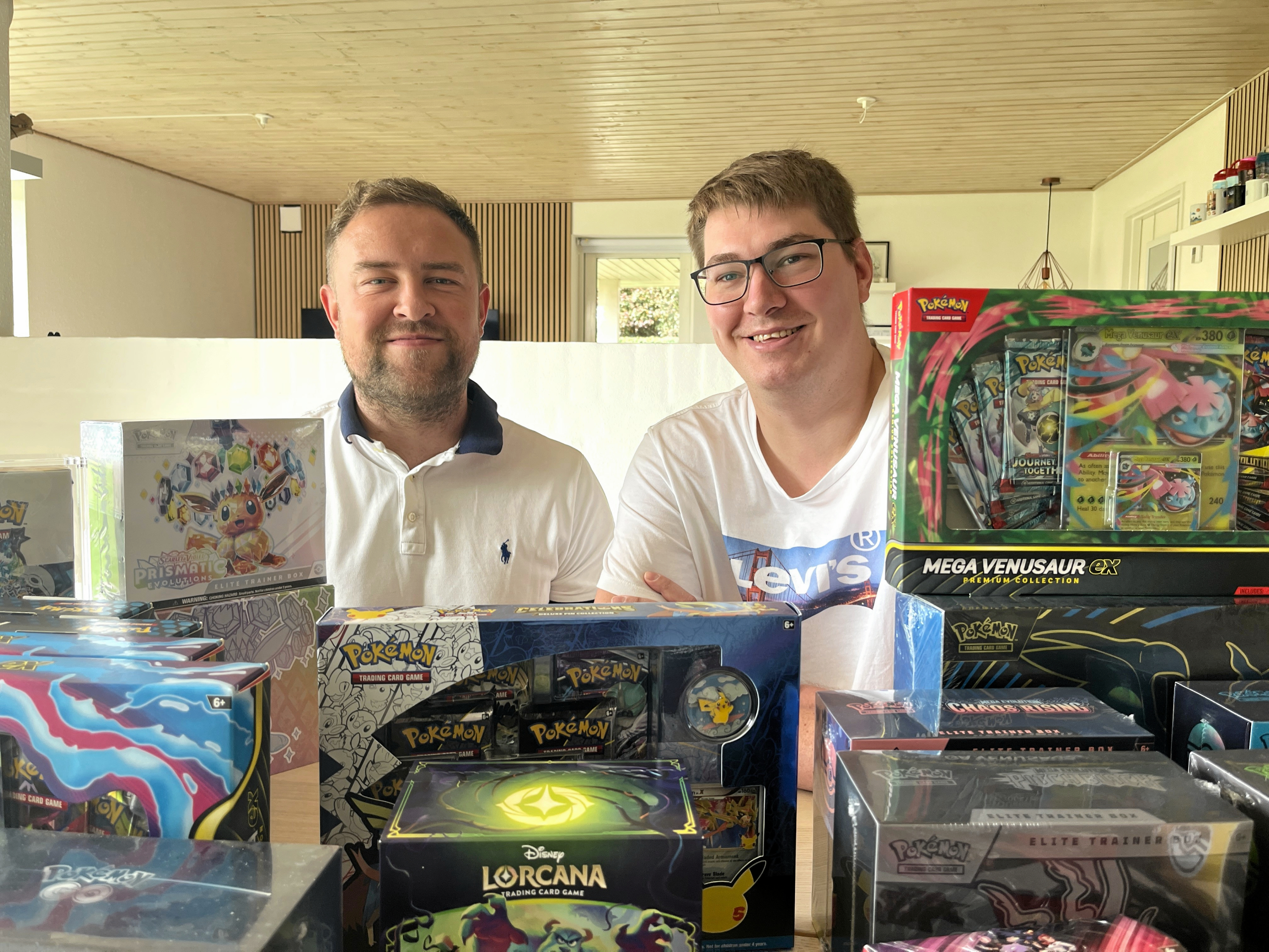 Vennerne Simon Ventrup og Tobias Brage har startet en webshop for Pokemon-kort og andre samlekort, efter de selv tog deres barndomshobby op igen.
