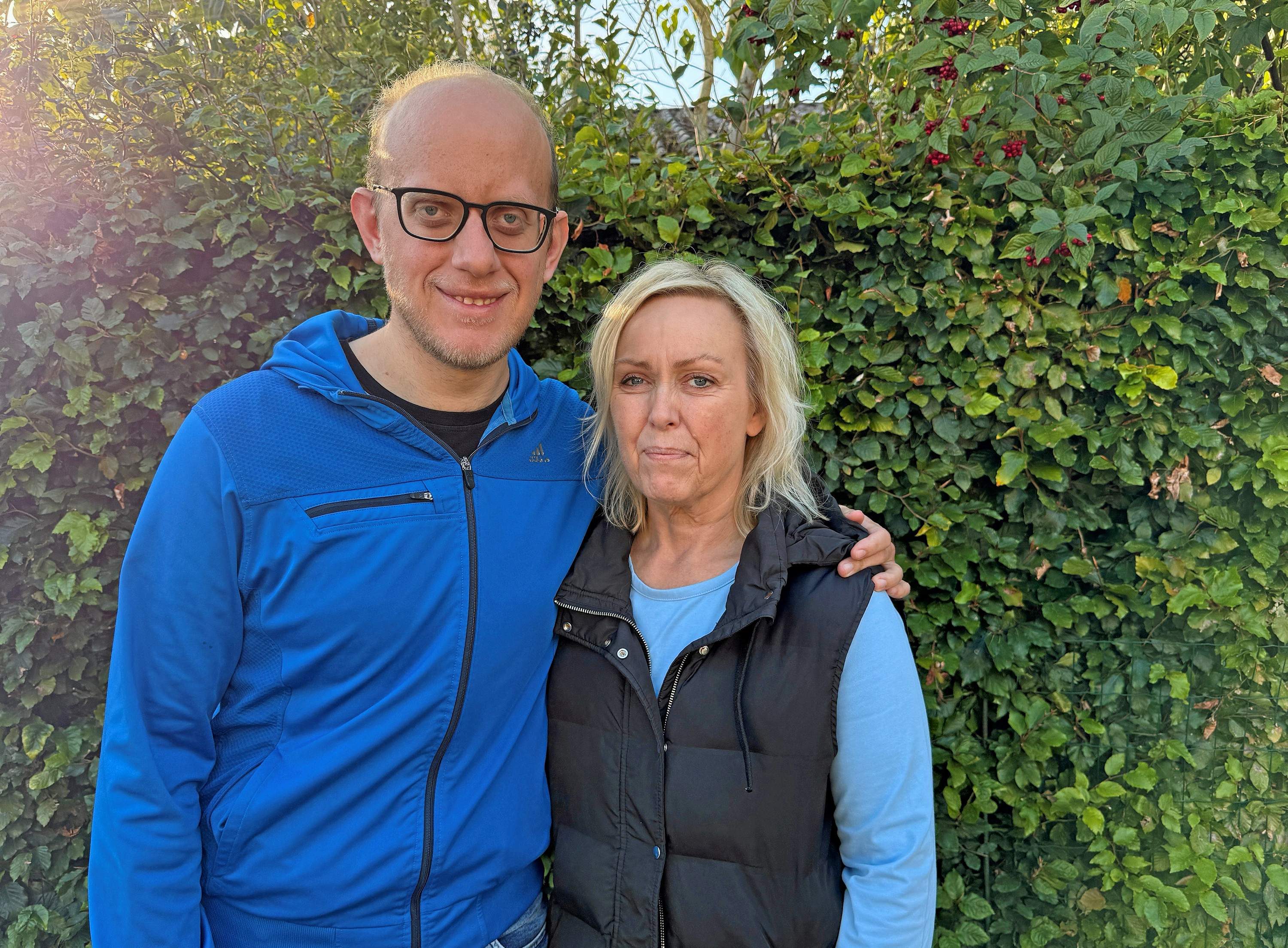 Dorthe Sørensen og hendes søn Tobias er klar til at kæmpe for, at han kan blive i sit elskede fritidstilbud.