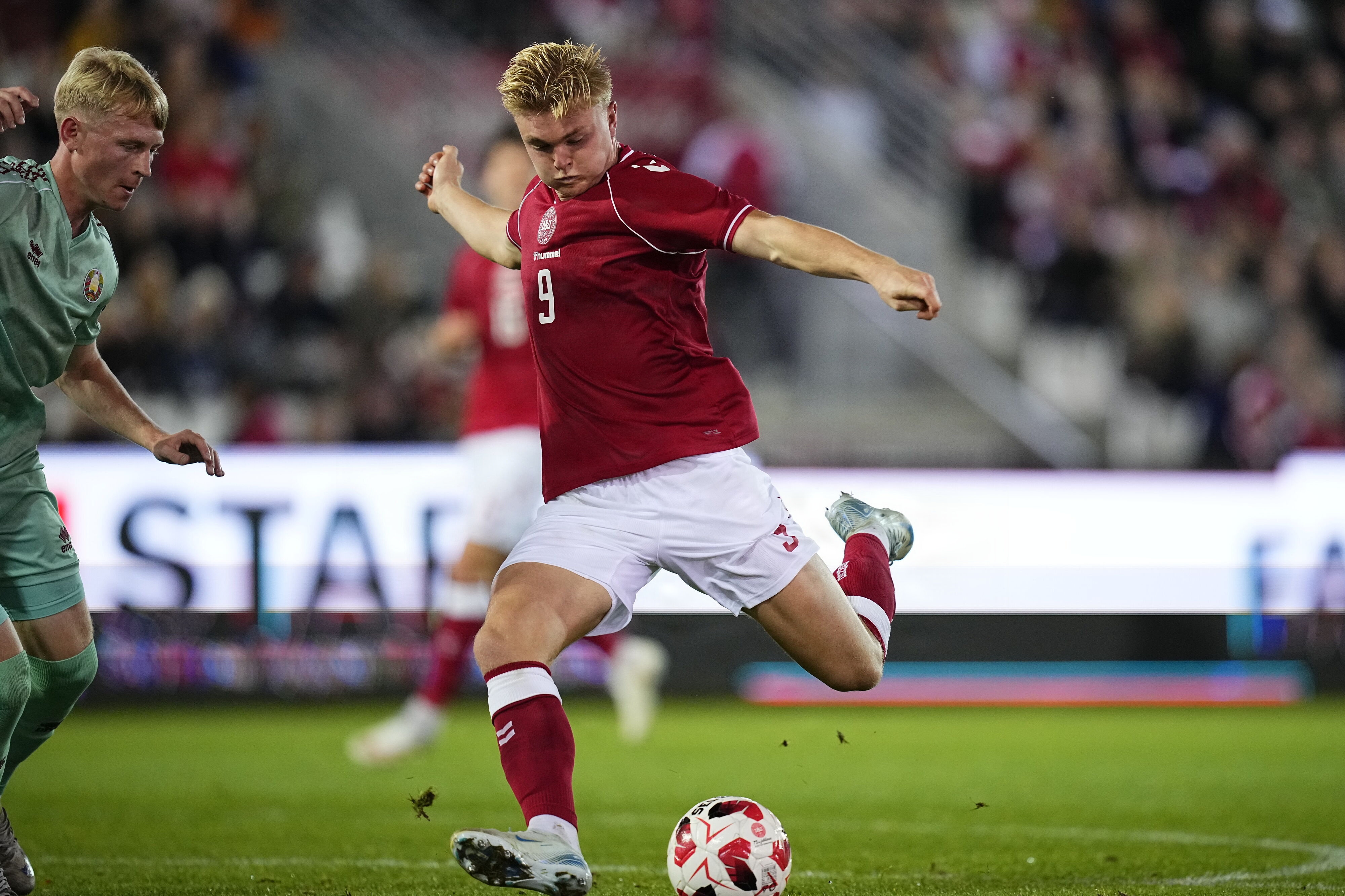 Conrad Harder blev dobbelt målscorer, da Danmarks U21-landshold slog Belarus 2-0 mandag.