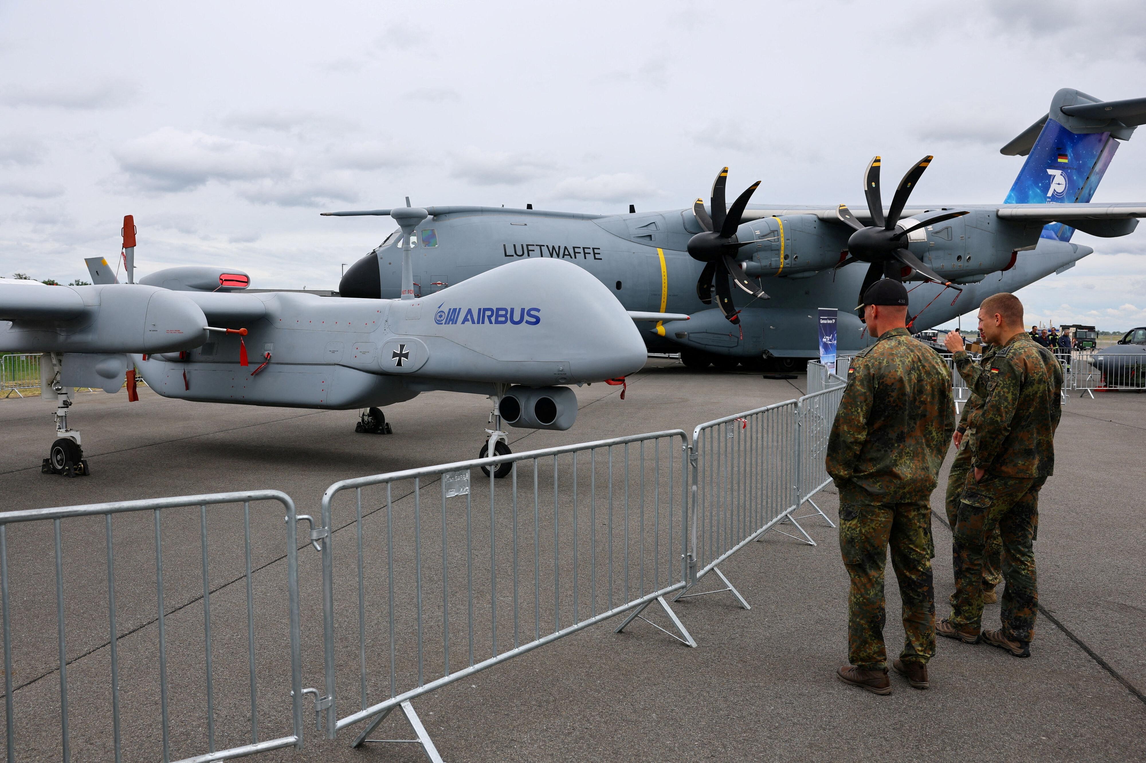 Den tyske drone, der tirsdag testes i dansk luftrum, er af typen "German Heron TP" lige som dette eksemplar, der er fotograferet i Berlin Schönefeld Airport 9. juni 2026. (Arkivfoto).