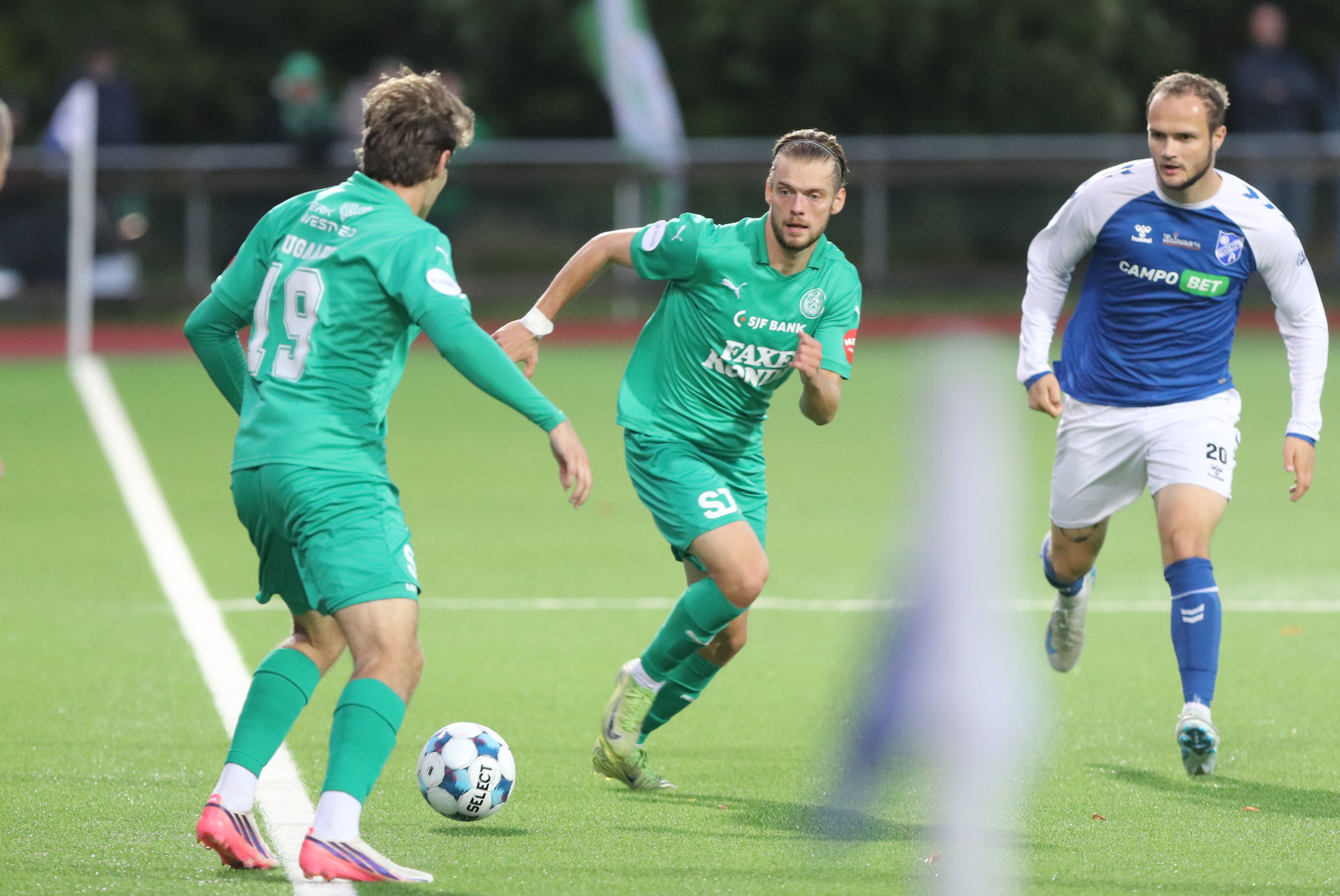 Storm Hollensted (i midten) fortsætter i Næstved BK.