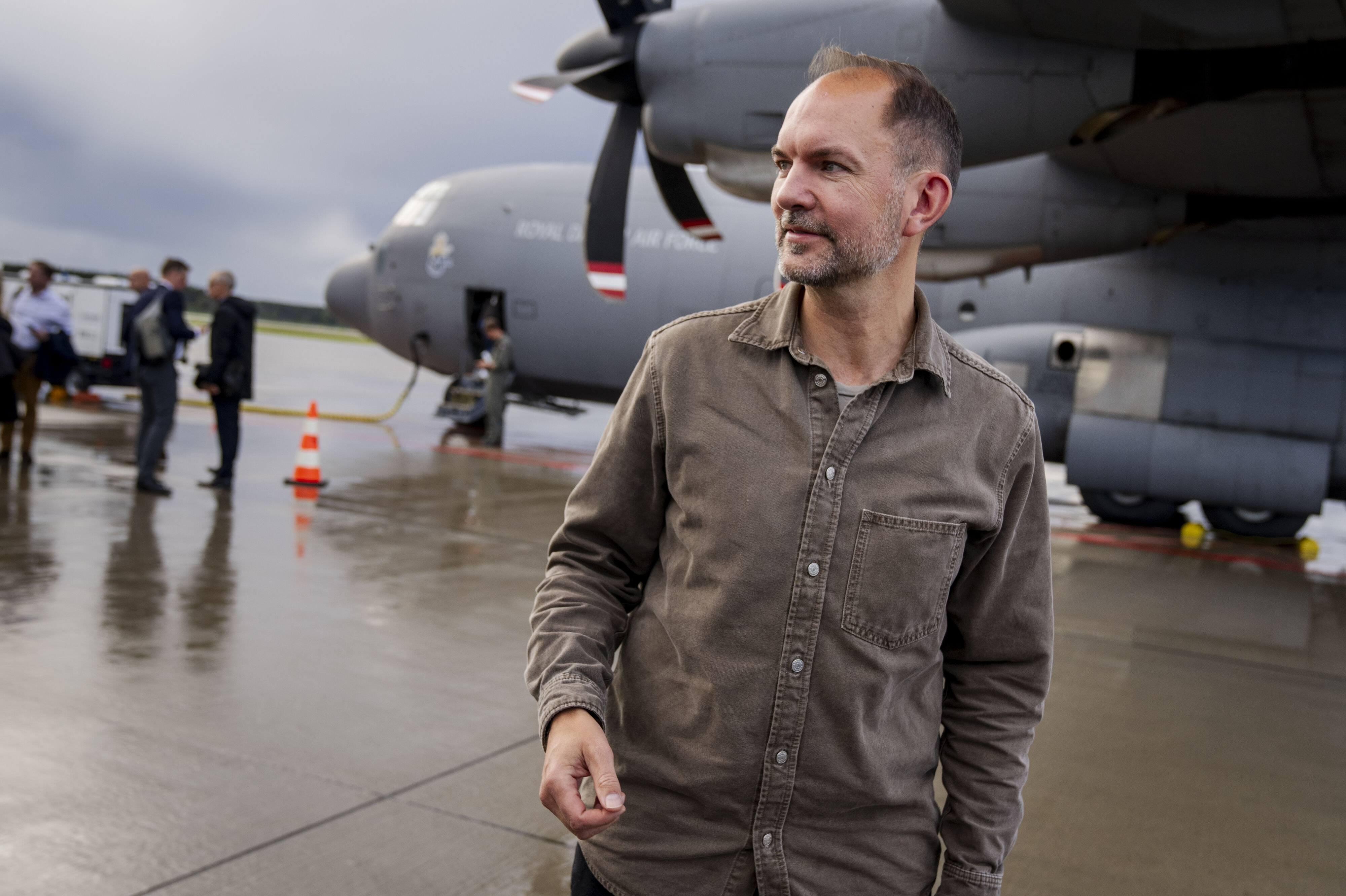 Danmark bruger allerede 3,4 procent af bnp på forsvar, men der skal afsættes yderligere milliarder til området for at nå Nato-målet, fremgår det af regeringens finanslovforslag. På billedet ses forsvarsminister Jeppe Bruus (S) under sit besøg til en dansk militærlejr i Letland. (Arkivfoto).