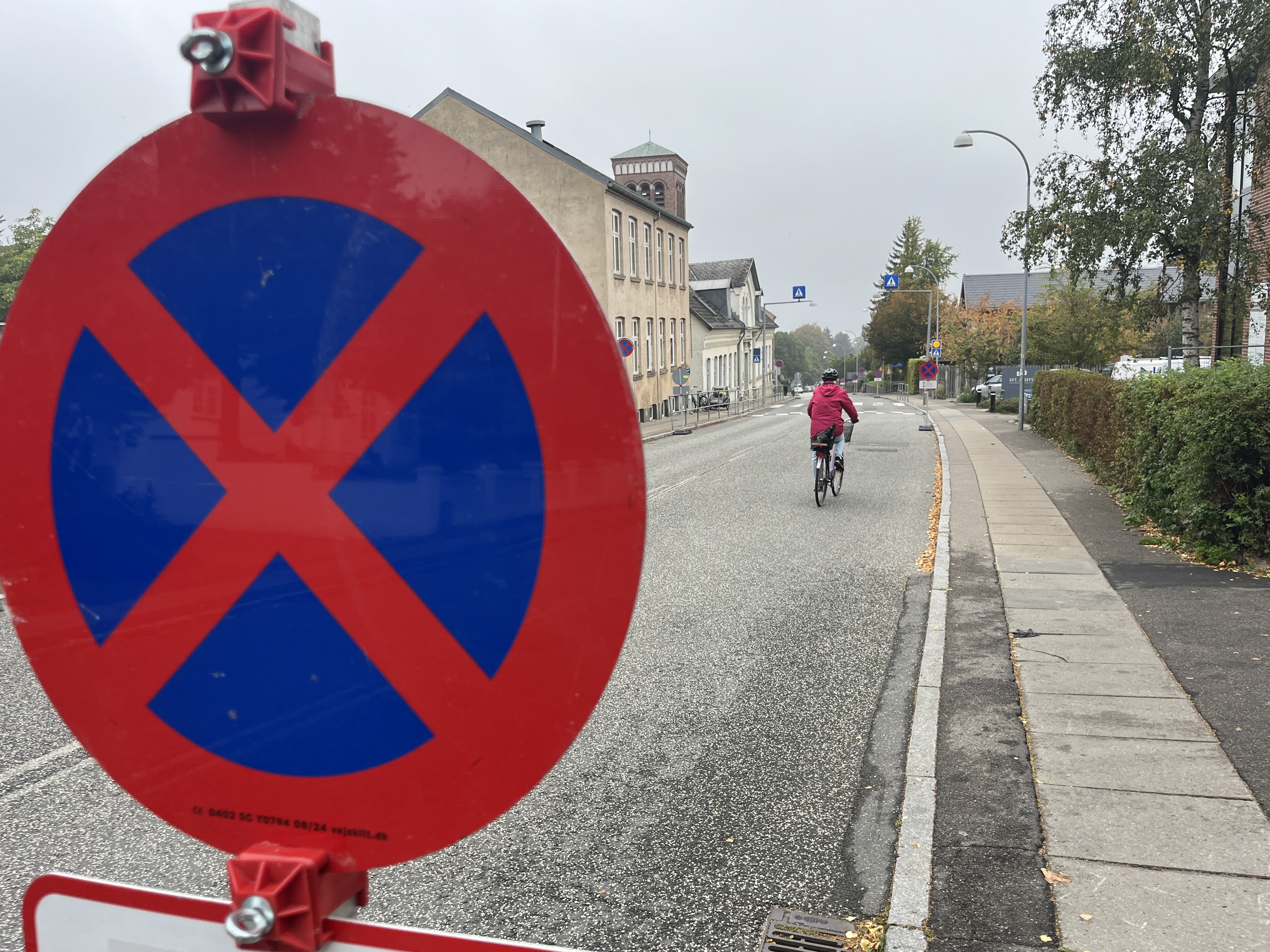Det er ikke til at gae fejl af på strækningen forbi Sct. Josefs Skole skal man ikke standse og parkere. Her er svaret på hvad der skal laves.