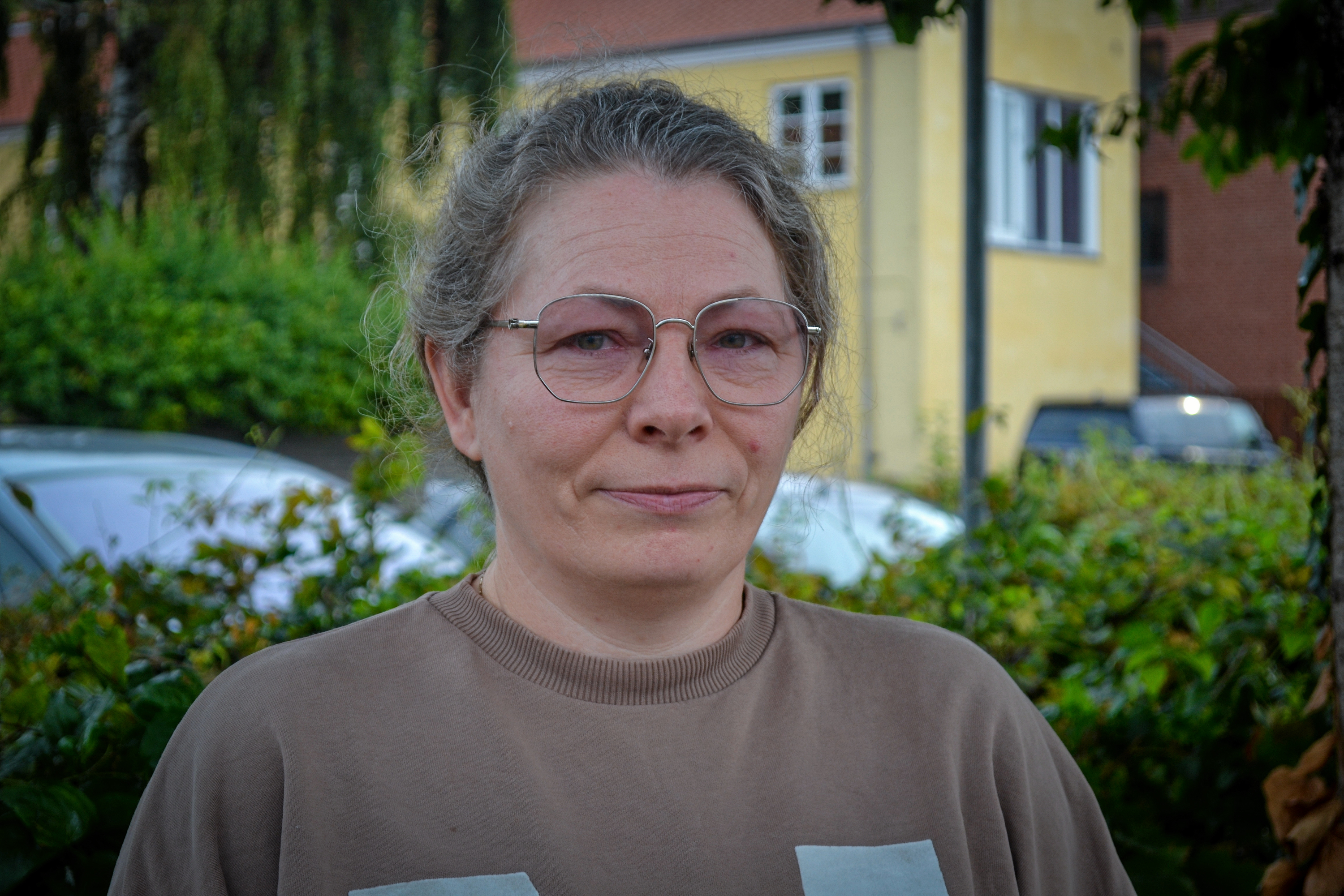 Majbrit Pedersen, tidligere social- og sundhedsassistent i Kalundborg Kommunes hjemmepleje, fortæller om en presset hverdag med overarbejde, stress og en ledelse, som ifølge hende ikke lyttede til medarbejderne.