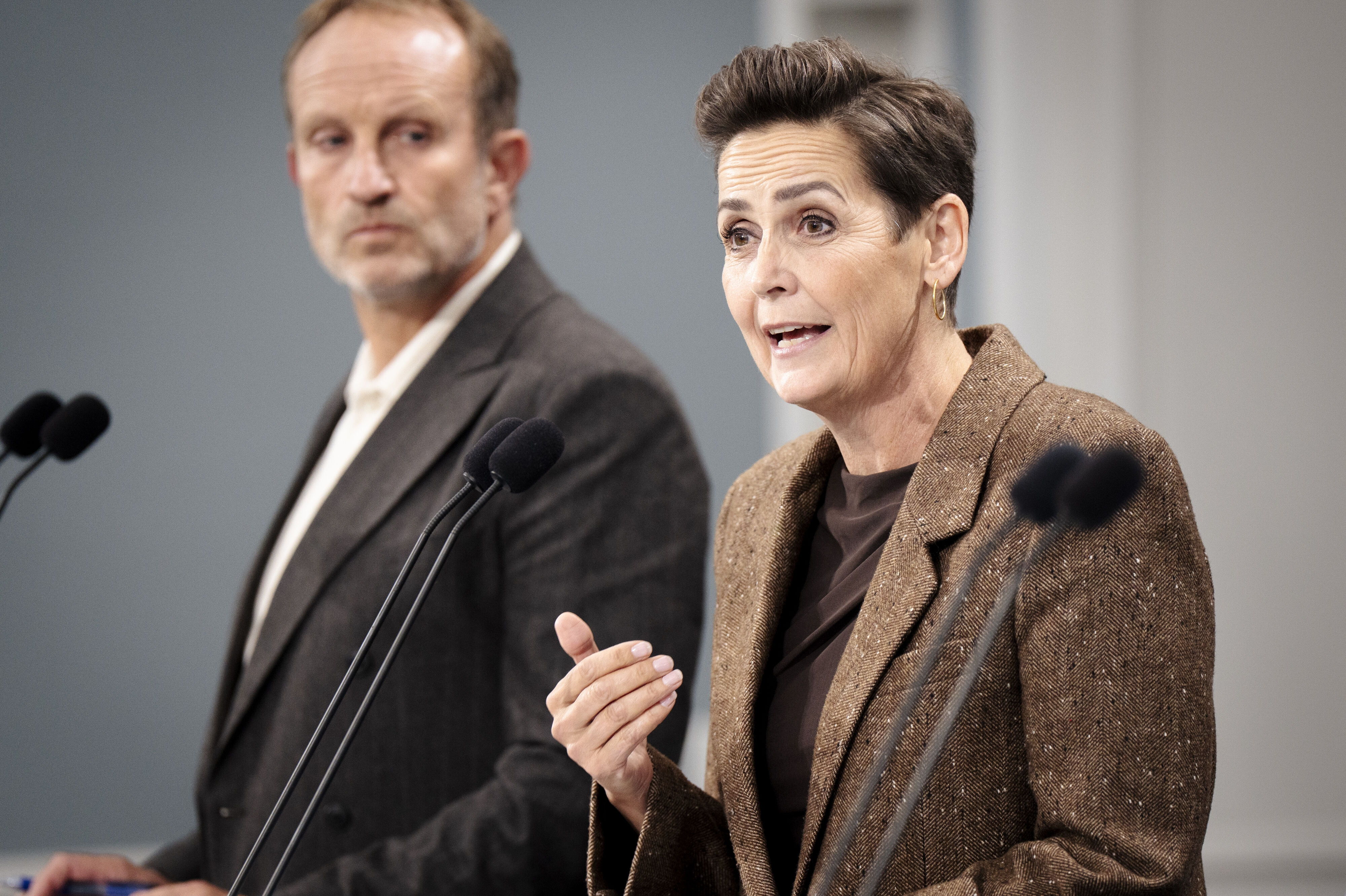Både SF-formand Pia Olsen Dyhr og De Radikales leder, Martin Lidegaard, står på mål for SU-forringelser, som regeringen vil indføre, selv om begge partier egentlig er imod. (Arkivfoto).
