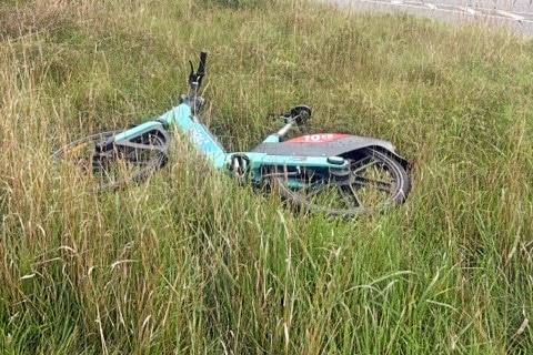 Et dagligt syn i Hørsholm. Udlejningscykler fra Dott ligger og flyder mange steder. Er dette 'lånekoncept' ikke bare spildte kræfter og skattekroner? spørger borger