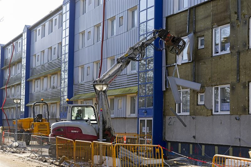 En facade i Sønderpark bliver skraldet af.