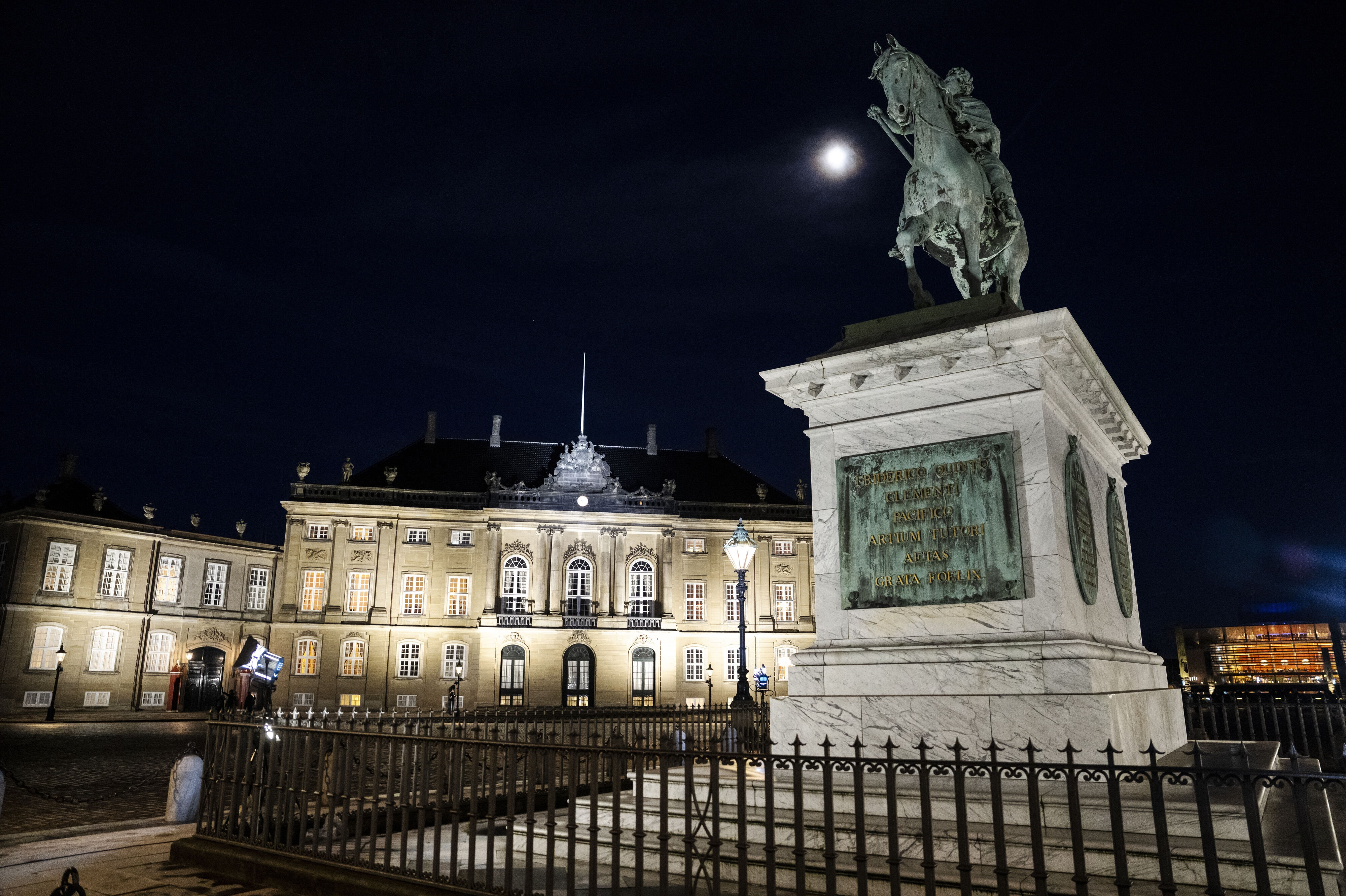 På slotspladsen foran Amalienborg var klimaaktivist Oskar Kluge mødt op, da kong Frederik 31. december sidste år holdt sin nytårstale. Med et banner sprang Oskar Kluge ind foran Livgarden. (Arkivfoto).