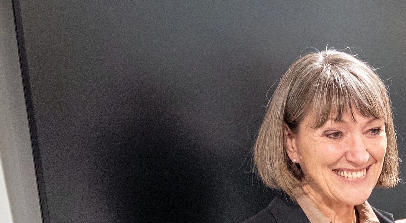Annette Wiencken (K), medlem af Hørsholm Kommunalbestyrelse, får overrakt ridderkorset af borgmester Morten Slotved ved det seneste kommunalbestyrelsesmøde. - Morten Timm Annette Wiencken (K), medlem af Hørsholm Kommunalbestyrelse, får overrakt ridderkorset af borgmester Morten Slotved ved det seneste kommunalbestyrelsesmøde.