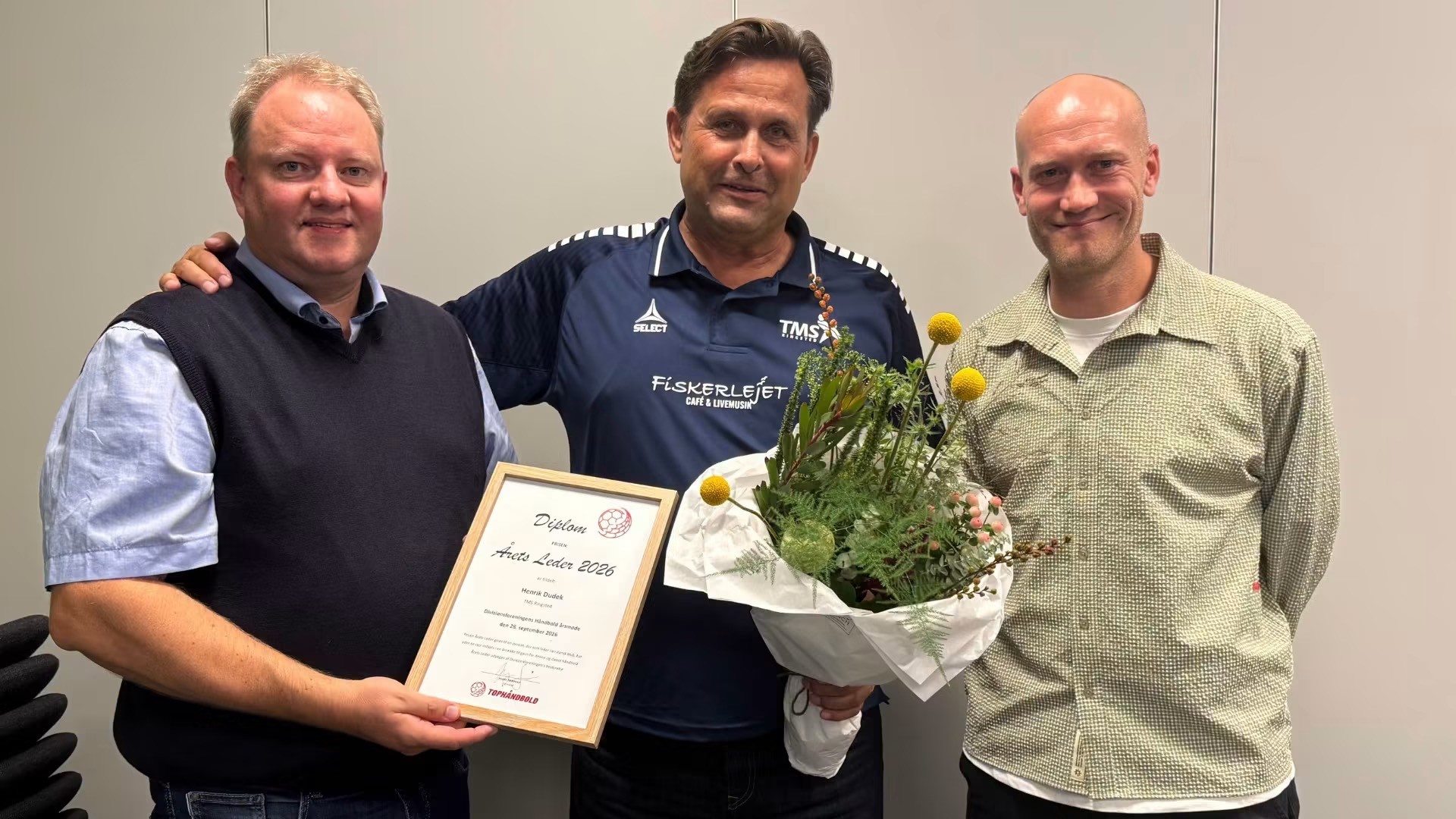 Henrik Dudek (i midten) er årets leder 2026 i dansk elitehåndbold. Til venstre er det Tophåndbolds direktør, Thomas Christensen, og til højre foreningens formand Jesper Sørensen fra Skive fH.