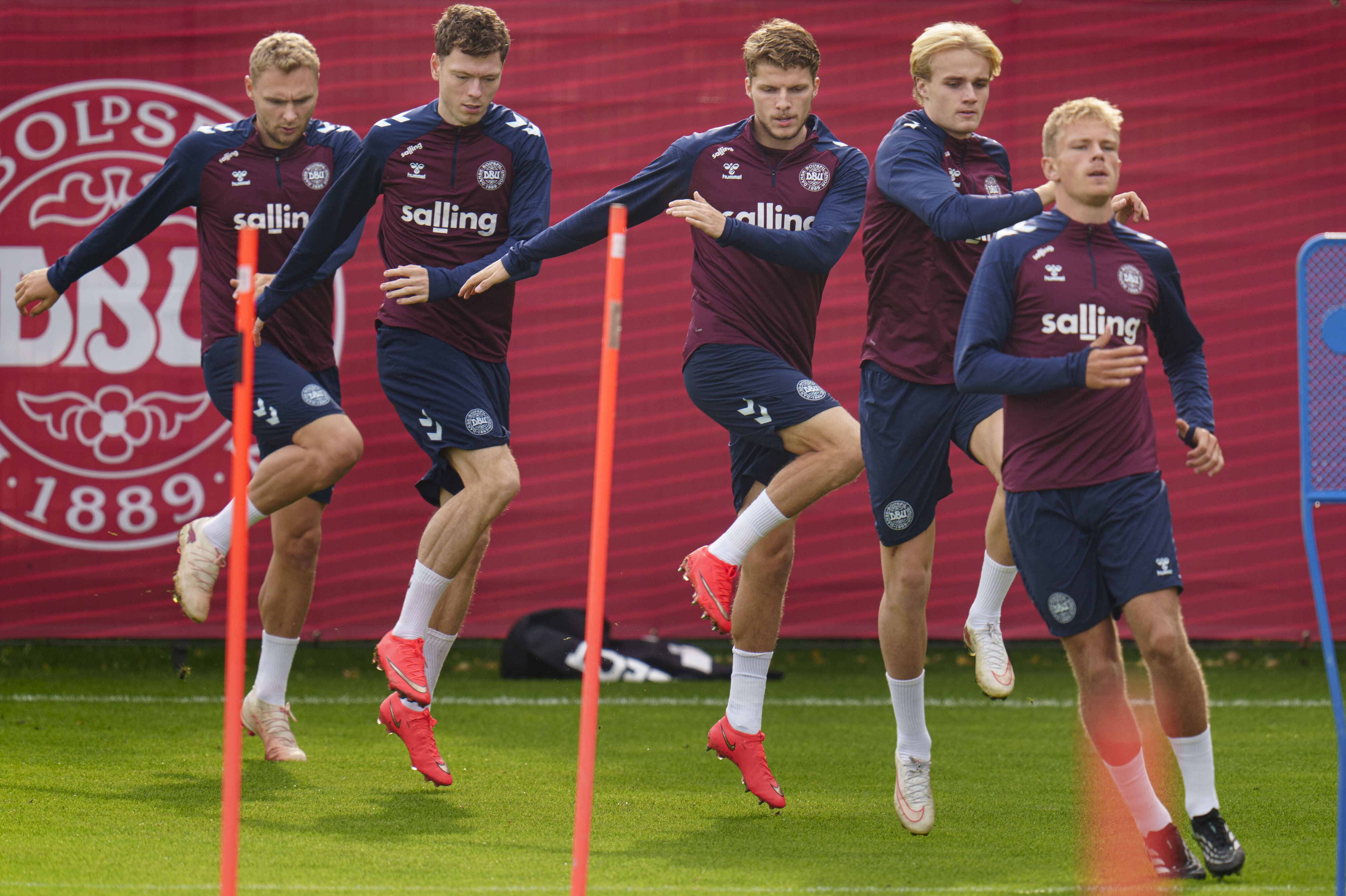 Lucas Høgsberg, Victor Froholdt, Anton Gaaei, Andreas Skov Olsen og Victor Nelsson træner forud for kampen mod Portugal torsdag. (Arkivfoto).