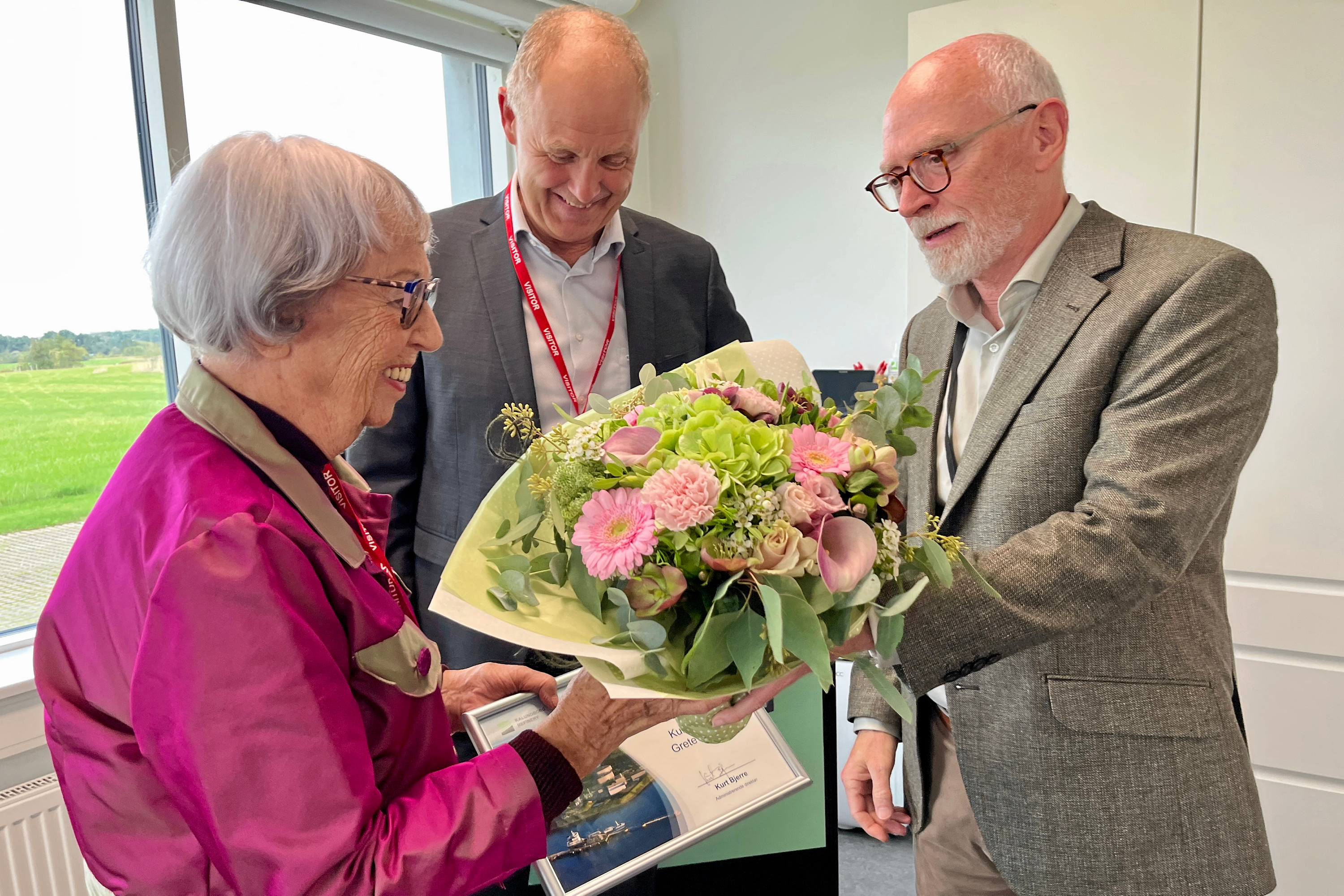 Grete Balle, der fyldte 100 år i april, er årets modtager af Kondensatprisen, som uddeles af Kalundborg Refinery. Her overrækker Kalundborg Refinerys administrerende direktør Kurt Bjerre prisen med borgmester Martin Damm (V) i baggrunden.