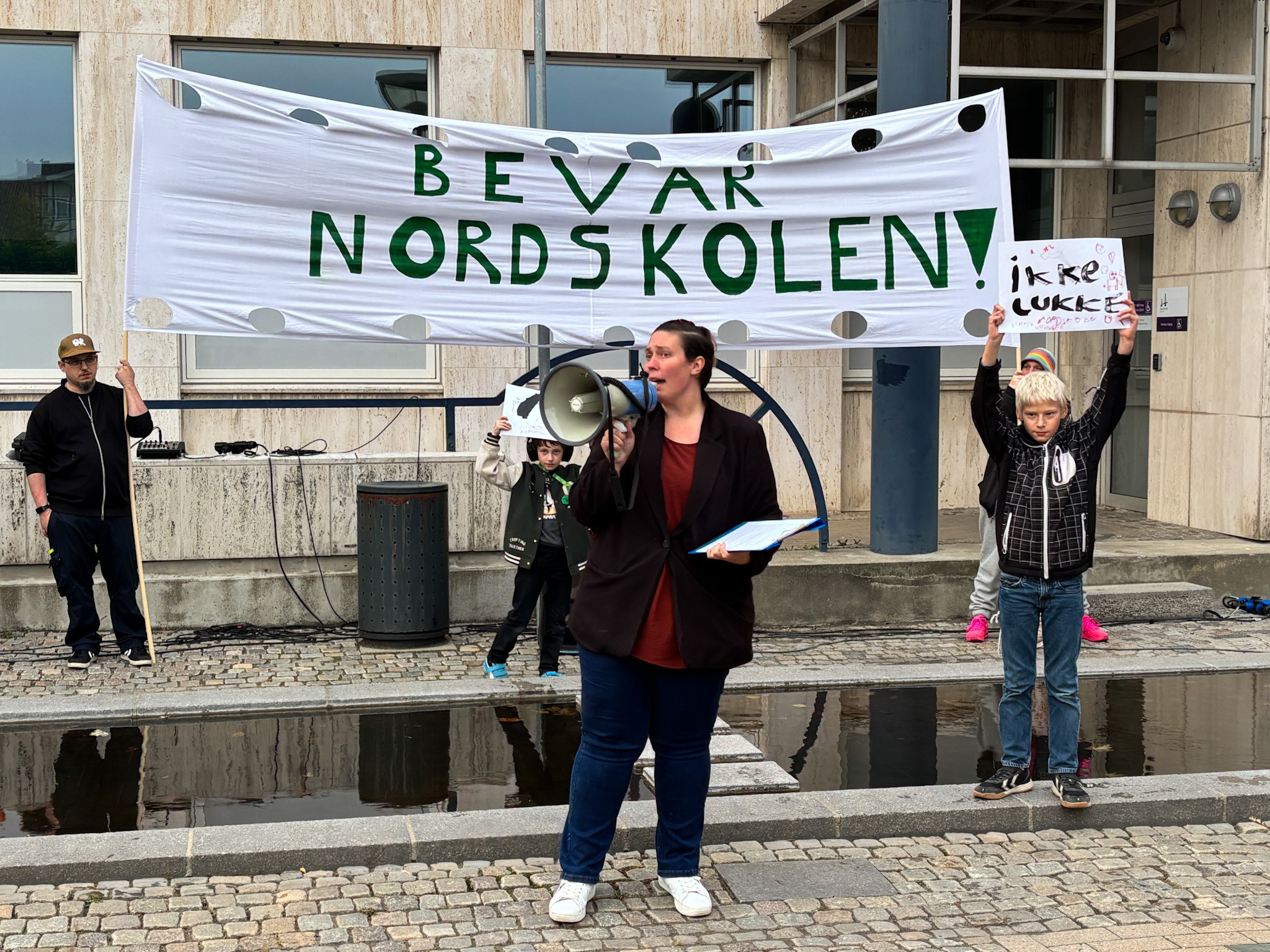Tirsdag aften blev der demonstreret mod lukningen af skoler og børnehaver i Slagelse Kommune. Maria Jørgensen er mor til en elev på Nordskolen. Nu frygter hun for sin søns fremtid.
