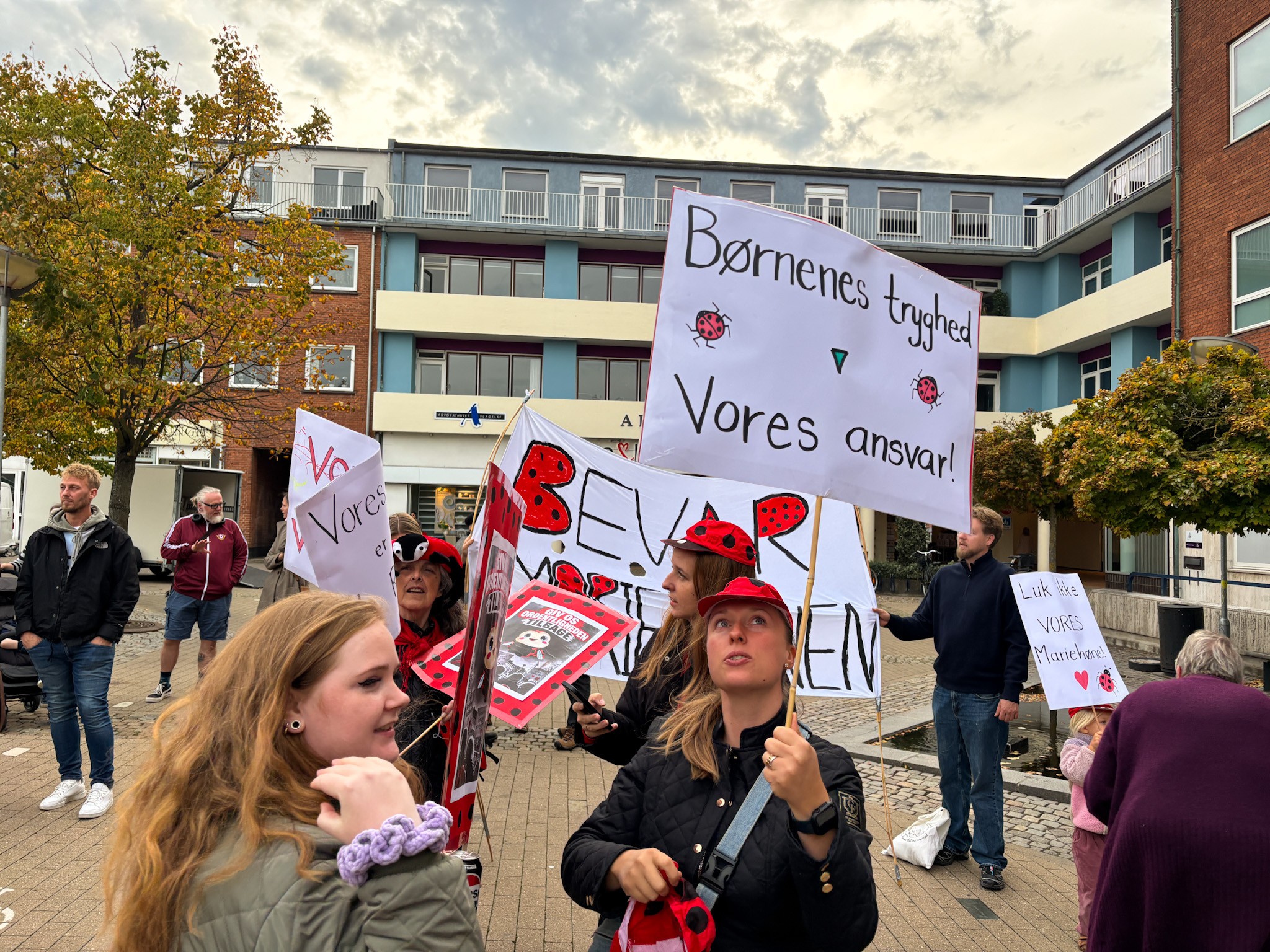 Mariehønen står i flertallets budgetforlig til at lukke sammen med Birkelunden i Slagelse og Nordskolen. Det fik borgere til at demonstrere mod beslutningen sidst i september.