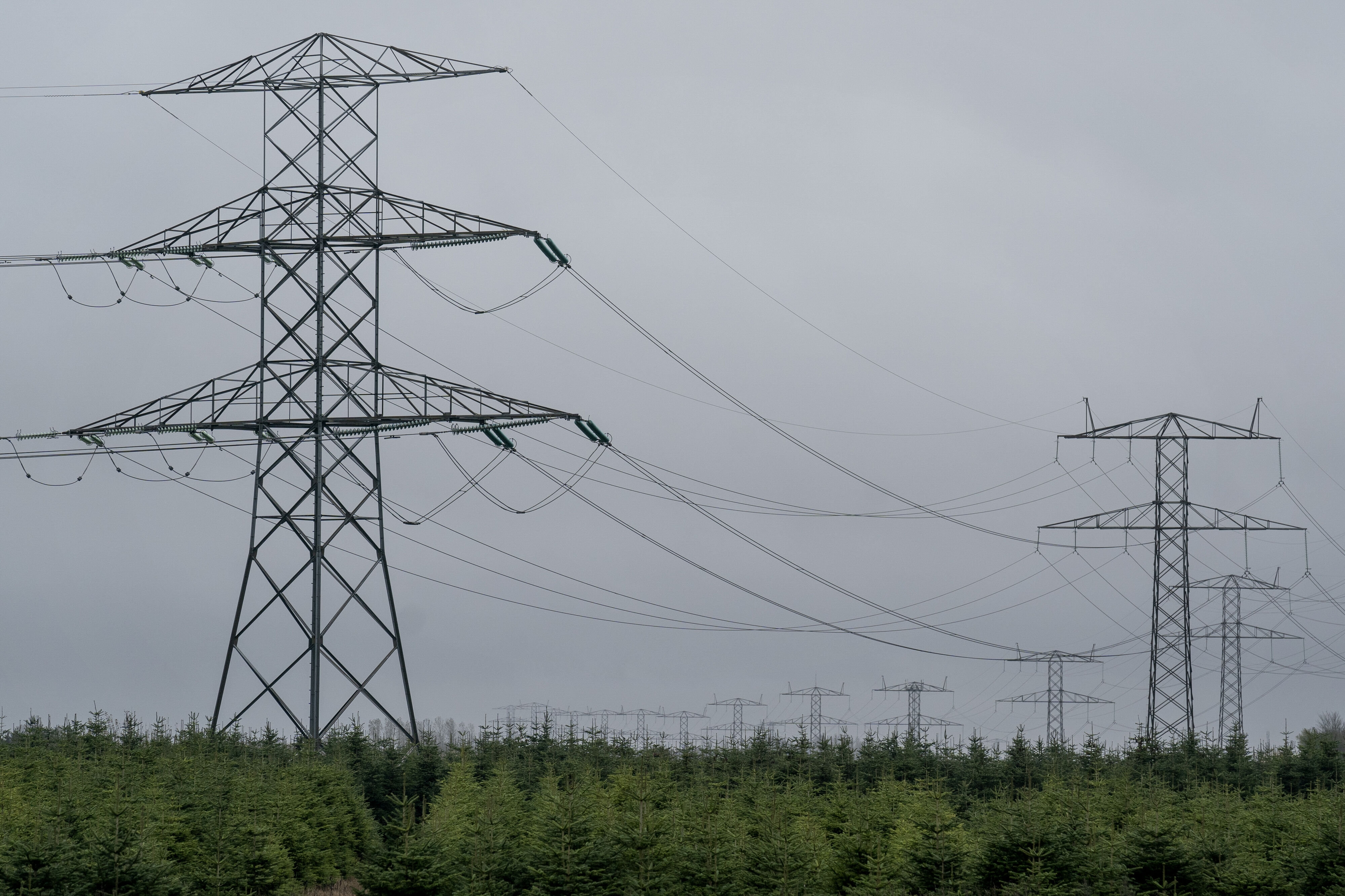 Elmaster tæt ved Randers i 2022. Forhøjede vintertariffer i perioden mellem klokken 17 og 21 skal medvirke til at sænke presset på elnettet der, hvor presset er størst. (Arkivfoto).