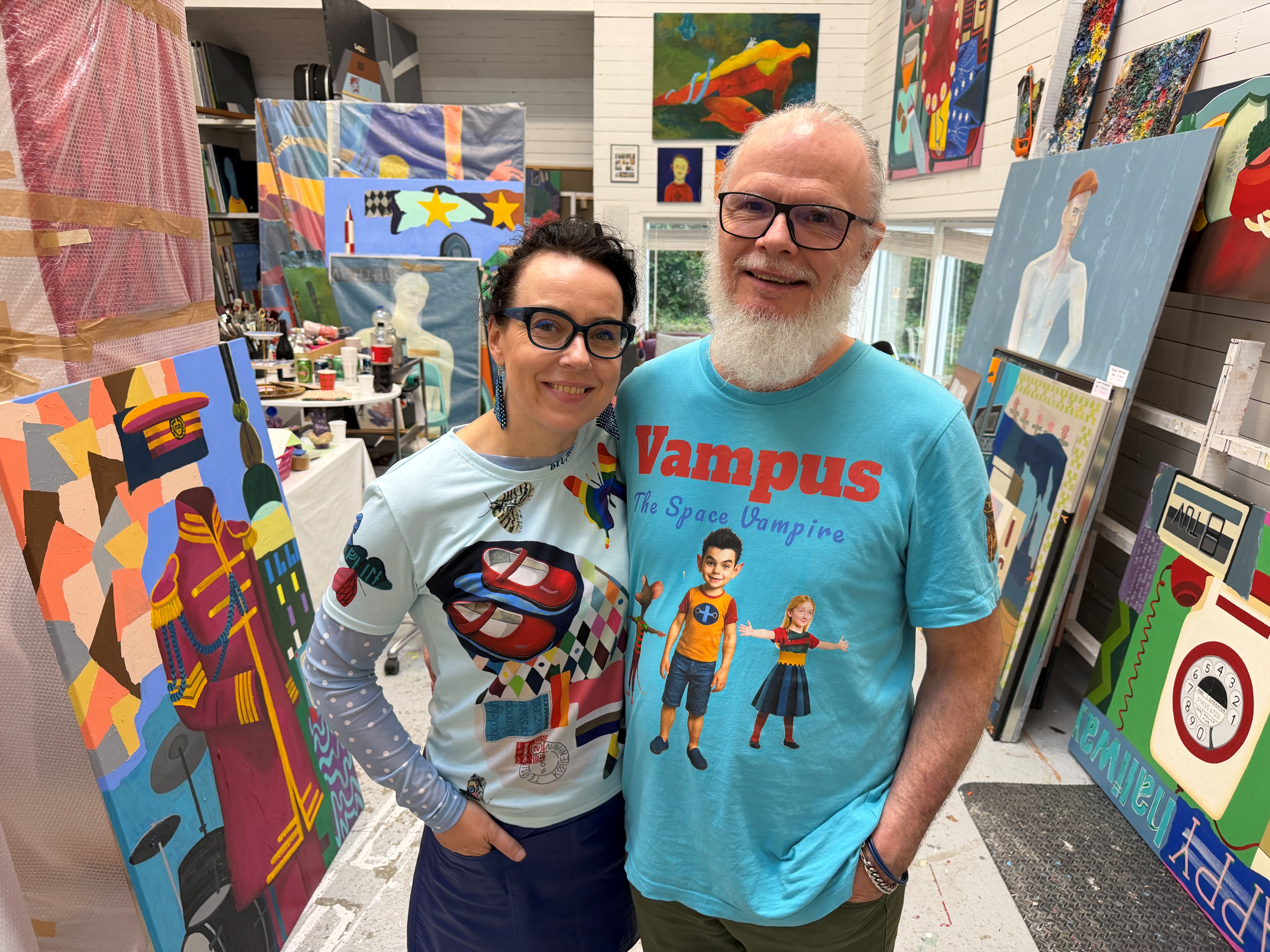 Udstillingen omfatter også en markering af Bjørn Eriksens 50-års jubilæum som udstillende kunstner. Igennem karrieren har han både arbejdet med billedkunst, musik og udvikling af computerspillet 'Vampus - the Space Vampire'.
