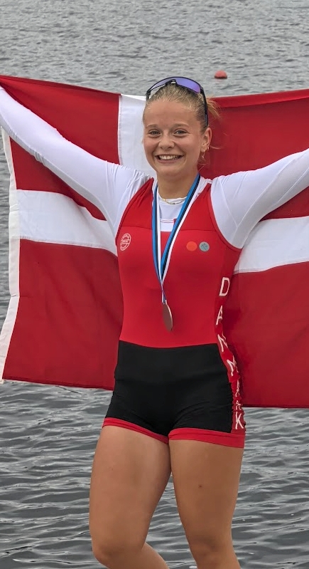 I 2.000-meterløb roede Marie Lie Schmidt sig til en sølvmedalje i pige-single sculler. - Casper Silbo Raft I 2.000-meterløb roede Marie Lie Schmidt sig til en sølvmedalje i pige-single sculler.