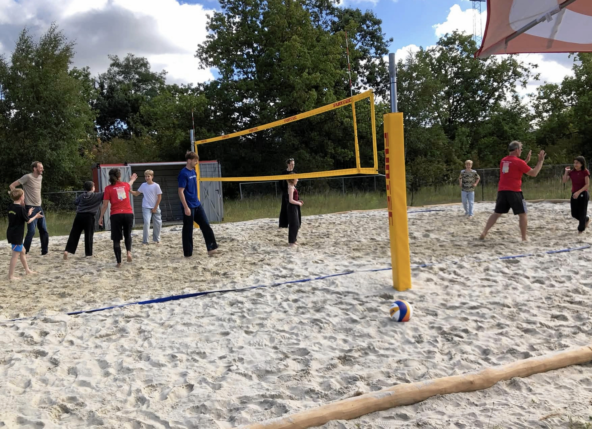 Måløv har fået sin første beachvolleybane, som allerede ved åbningen blev taget flittigt i brug.