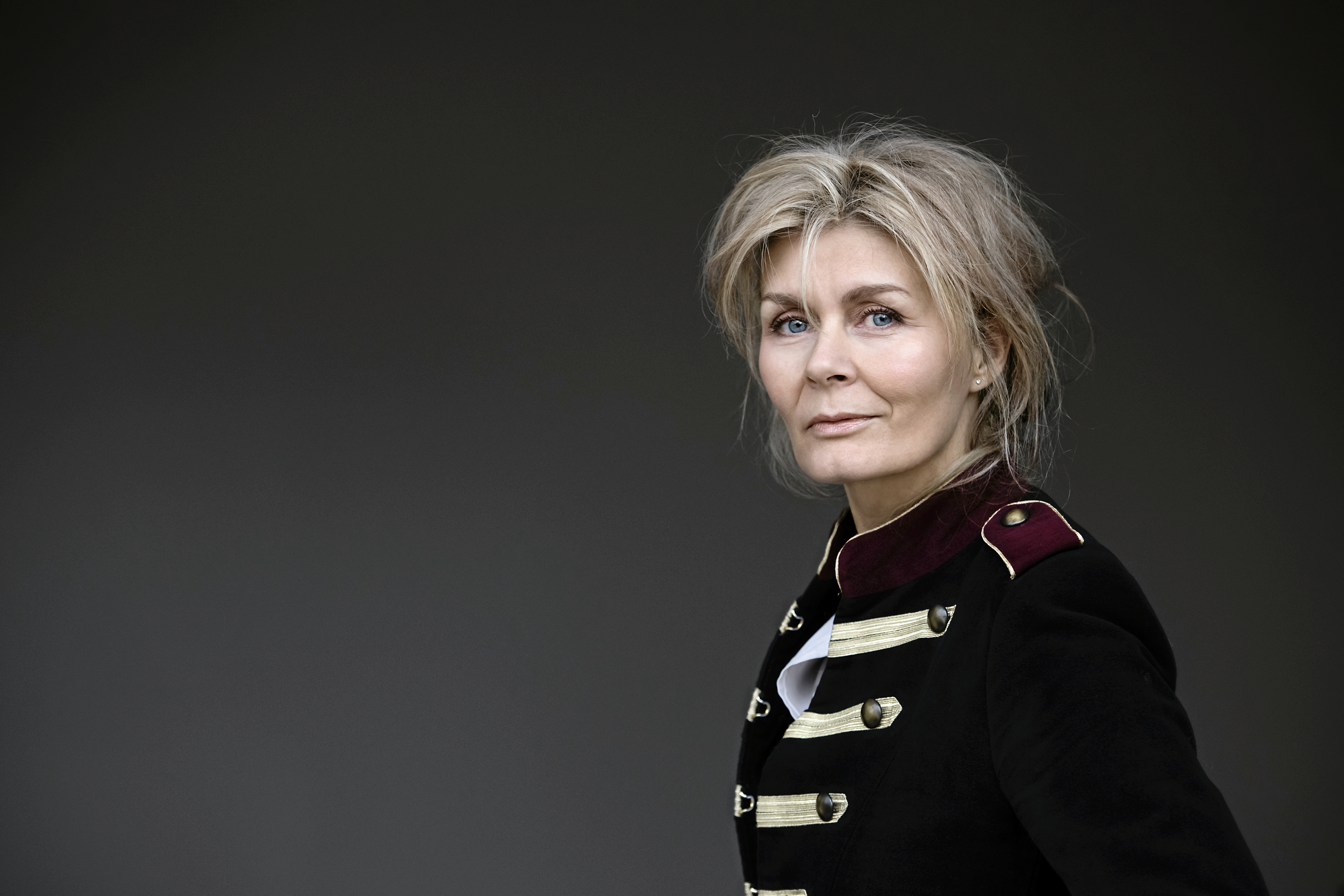 Karin Slot Christensen signerer sin nye roman.