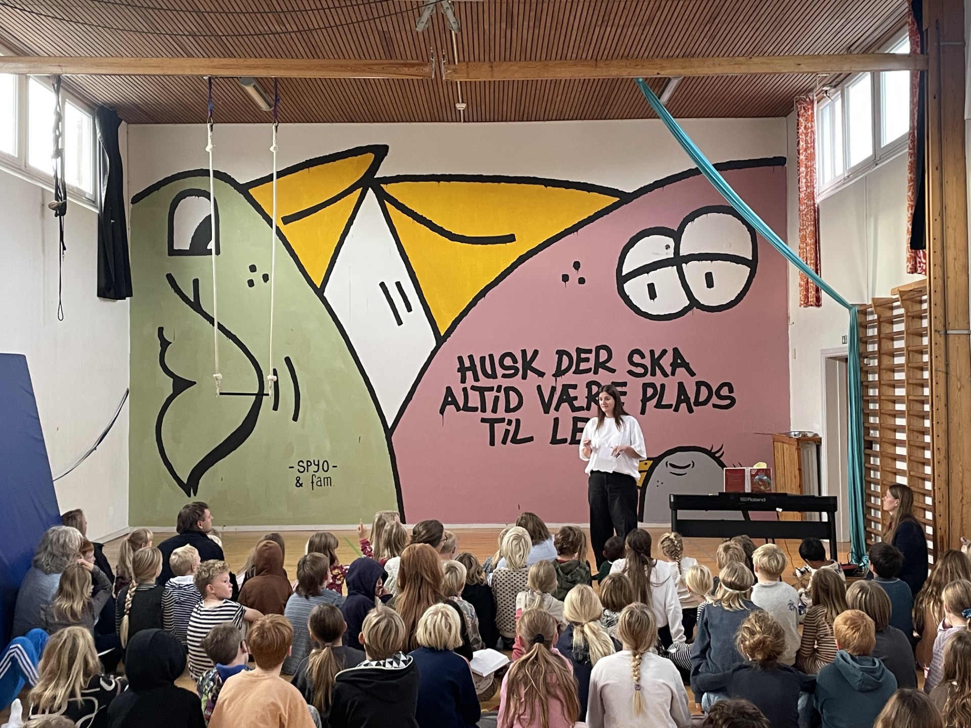 Mandag morgen mødte skolens 109 elever op til budskabet 'Husk, der skal altid være plads til leg' i det nye værk.