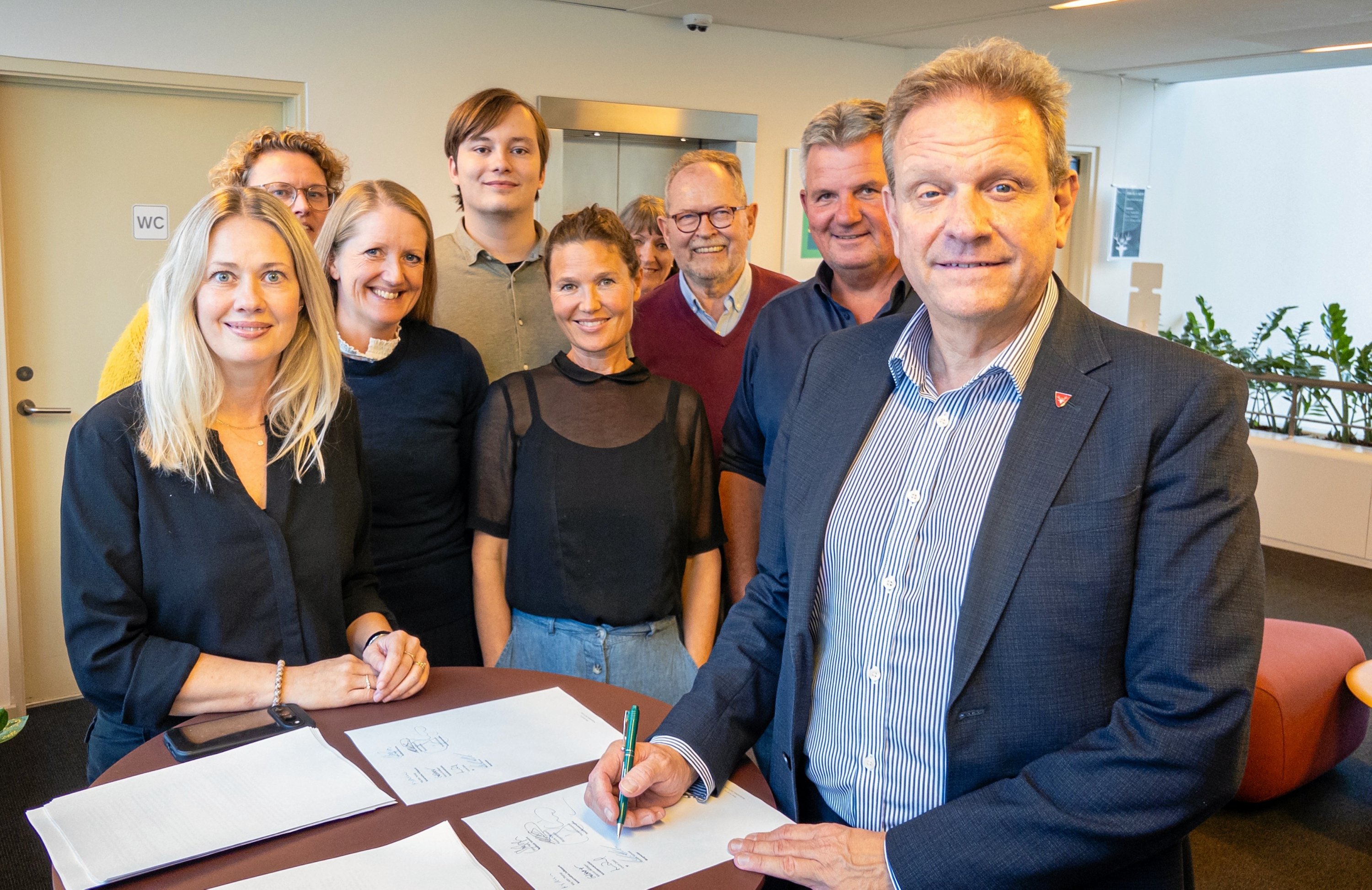 Lettelse og tilfredse forligspartier bag årets budgetaftale i Hørsholm. Fra venstre Maj Allin Thorup (K), Louise Zabel (SF), Stine Pagh (R), Marcus Guldager (S), Charlotte Kirchheiner (K), Annette Wiencken (K), Thorkild Gruelund (SocialKonservative), Henrik Klitgaard (Borgerlisten) og borgmester Morten Slotved (K).